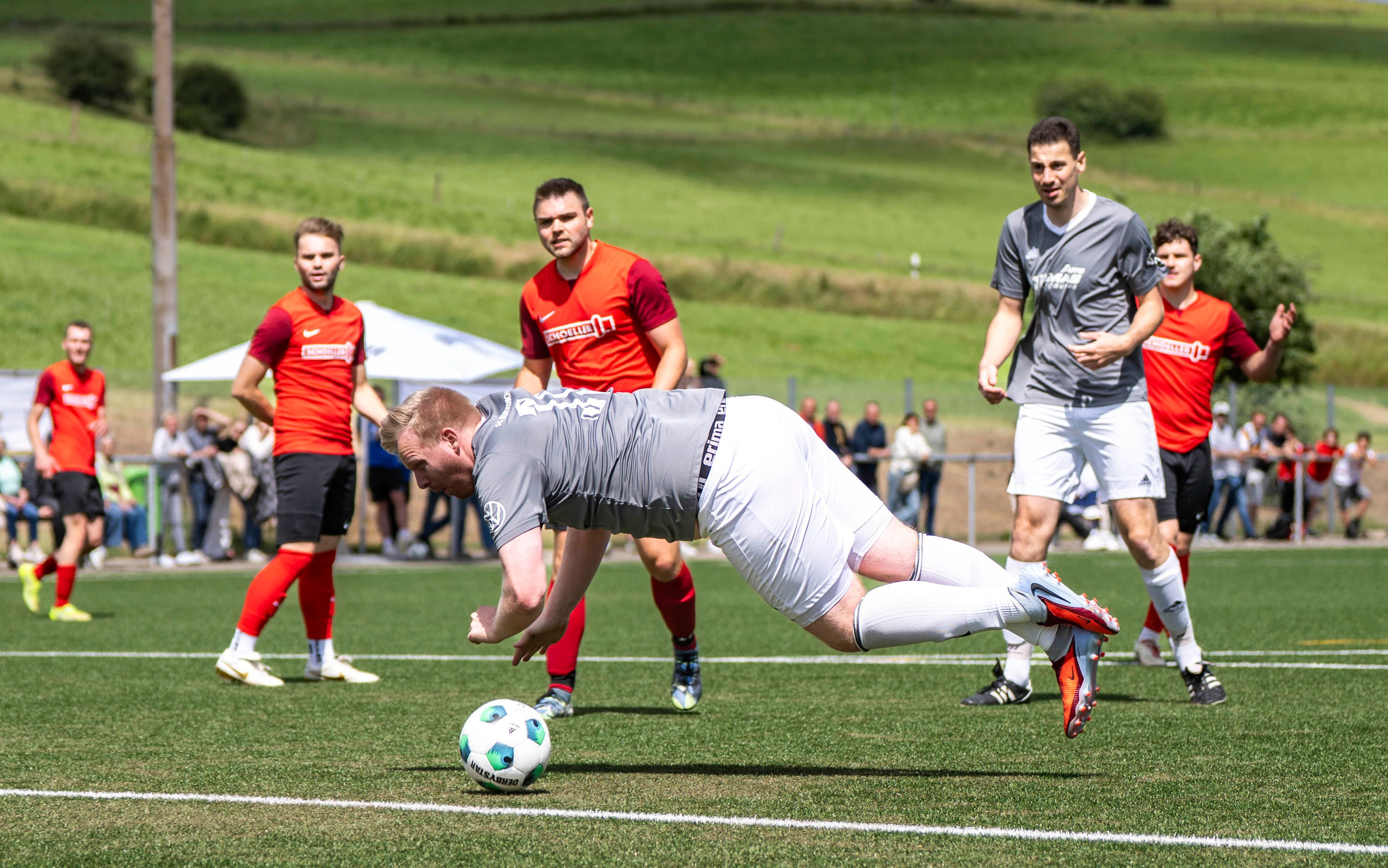 Ein Bürvenicher Fußballer versucht sich an einem Flugkopfball.