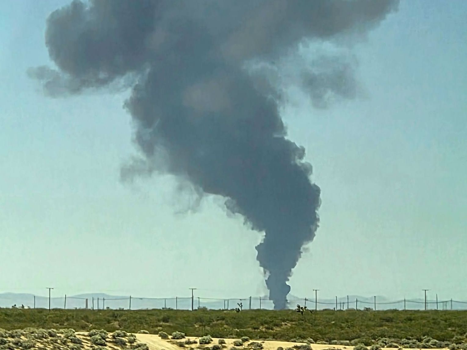 Rauchwolken steigen von einem B-52-Bomber auf, der kurz nach dem Start auf einem Stützpunkt der US-Luftwaffe in Südkalifornien abgestürzt ist.