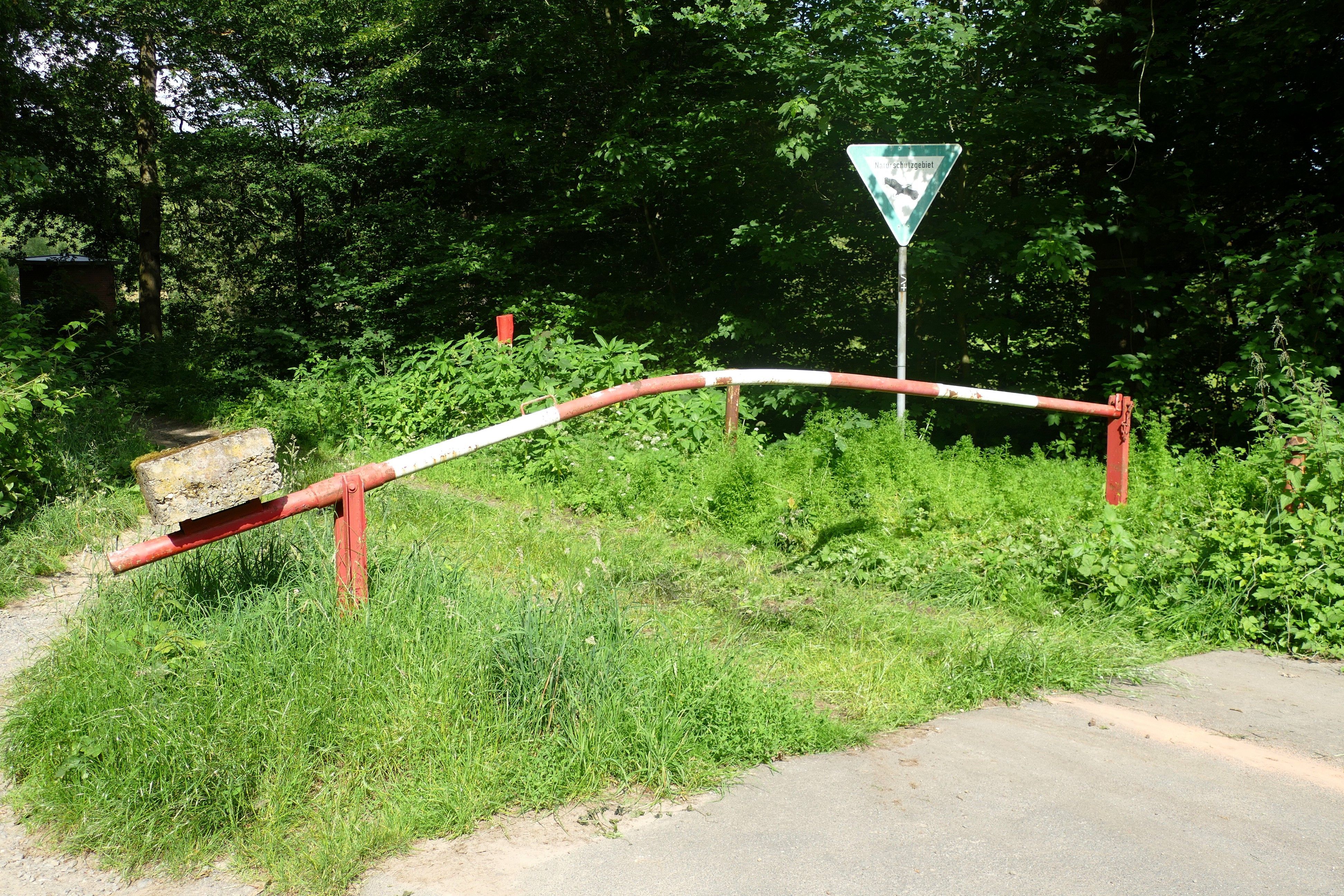 Der Mann war unter der geschlossenen Schranke hindurch gefahren.