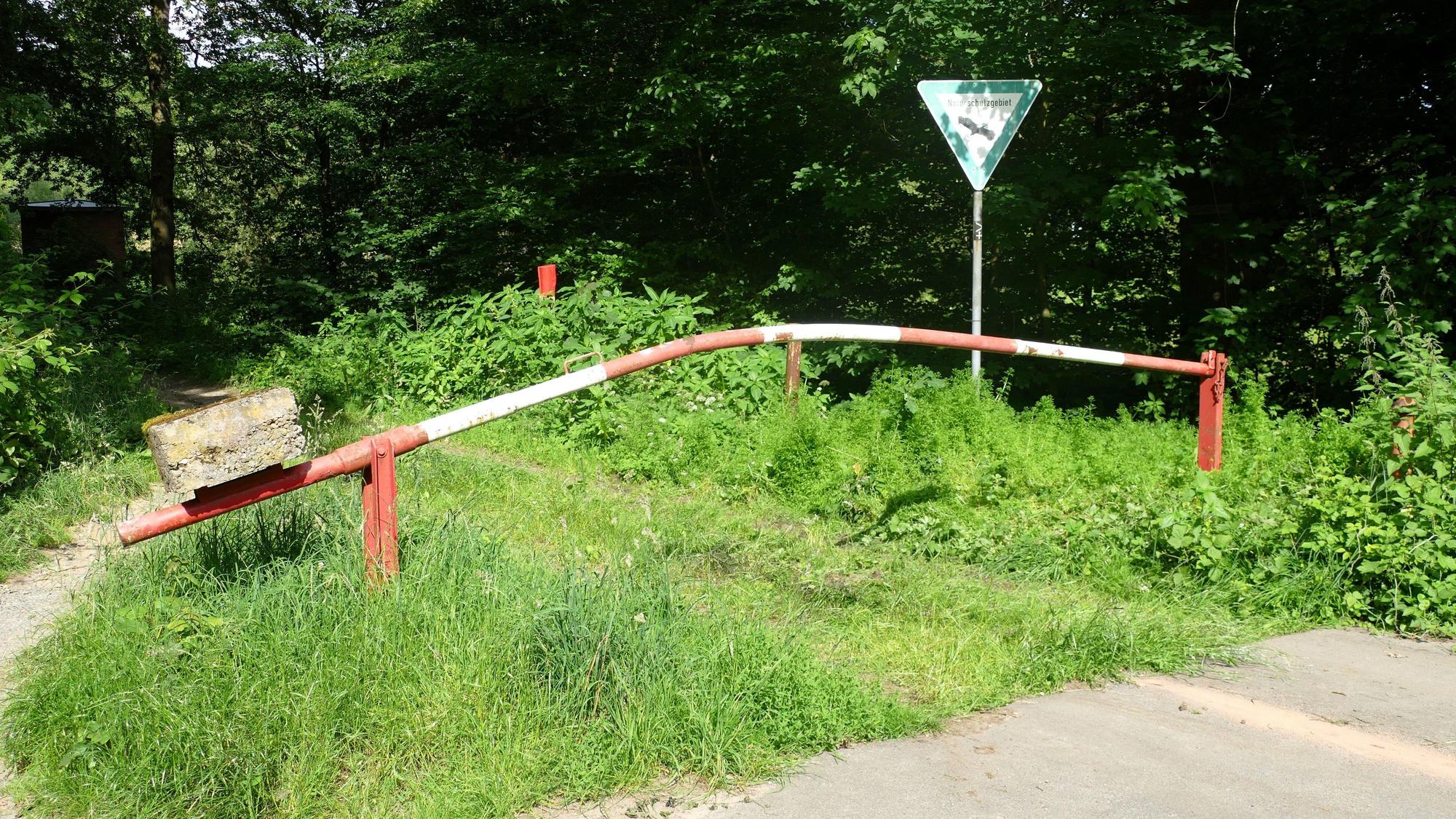Der Mann war unter der geschlossenen Schranke hindurch gefahren.
