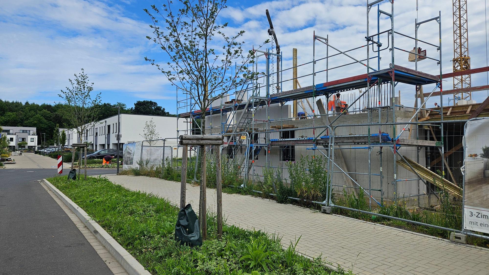 Zu sehen ist die Baustelle eines Mehrfamilienhauses in der Ressourcenschutzsiedlung.