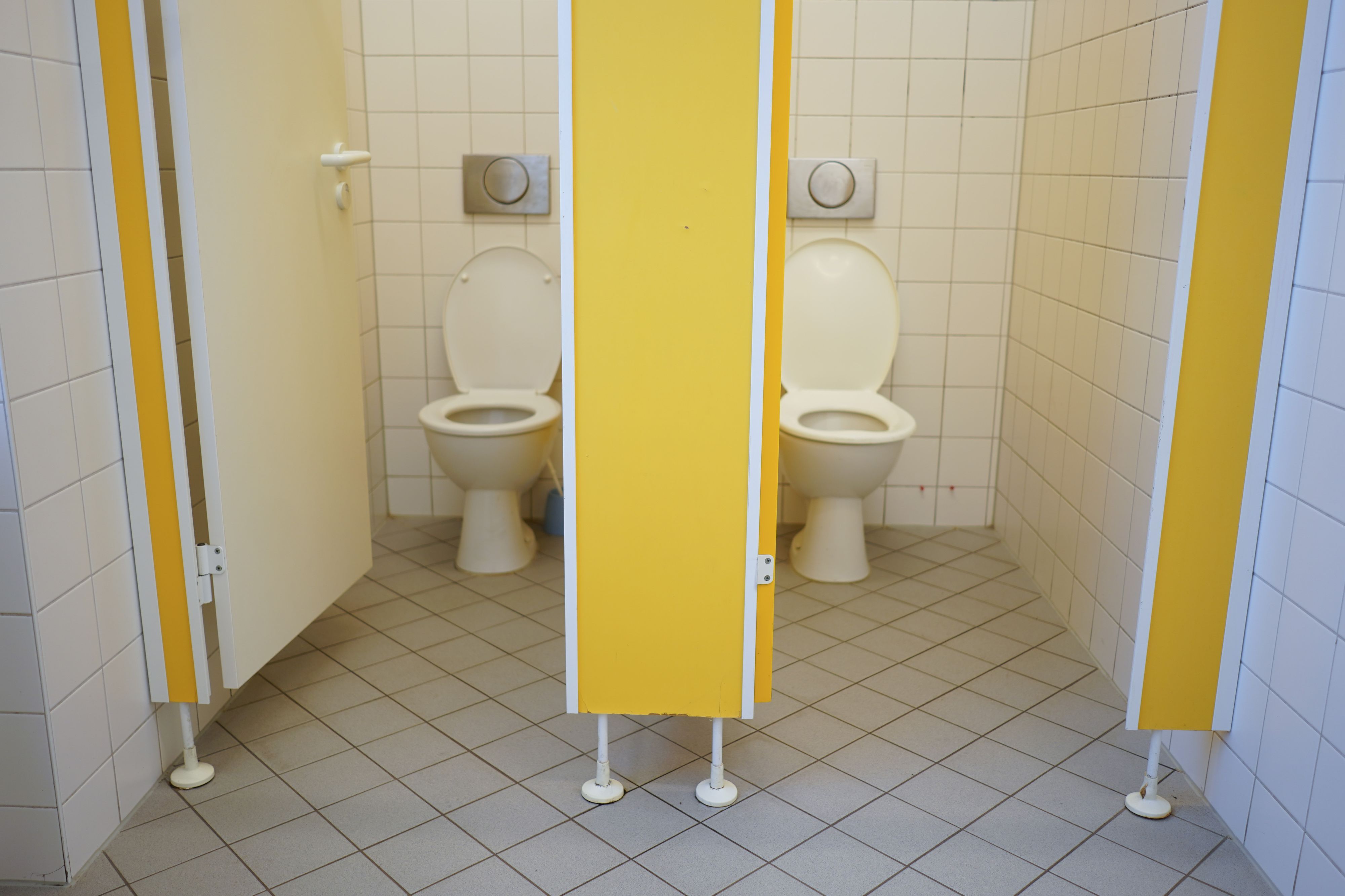 Das Foto zeigt zwei Toilettenkabinen.