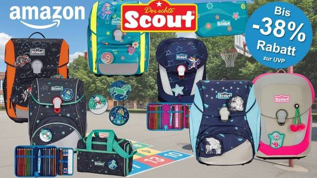 Mehrere Scout Schulranzen-Sets in verschiedenen Designs für Mädchen und Jungen, darunter Modelle mit Einhorn-, Sternenhimmel- und Space-Motiven, vor einem sonnigen Schulhof mit Basketballkorb und Hüpfkästchen, mit Amazon-Logo.