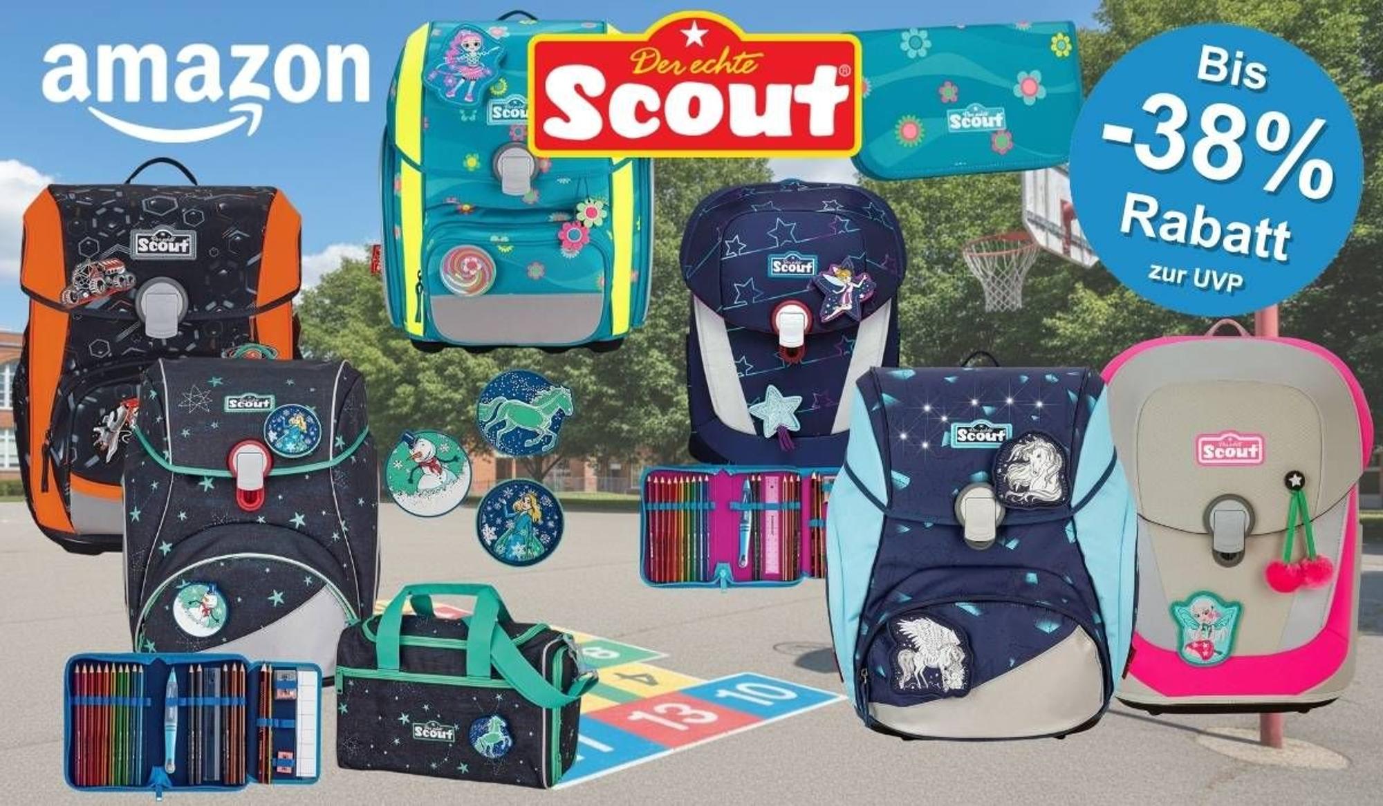 Mehrere Scout Schulranzen-Sets in verschiedenen Designs für Mädchen und Jungen, darunter Modelle mit Einhorn-, Sternenhimmel- und Space-Motiven, vor einem sonnigen Schulhof mit Basketballkorb und Hüpfkästchen, mit Amazon-Logo.