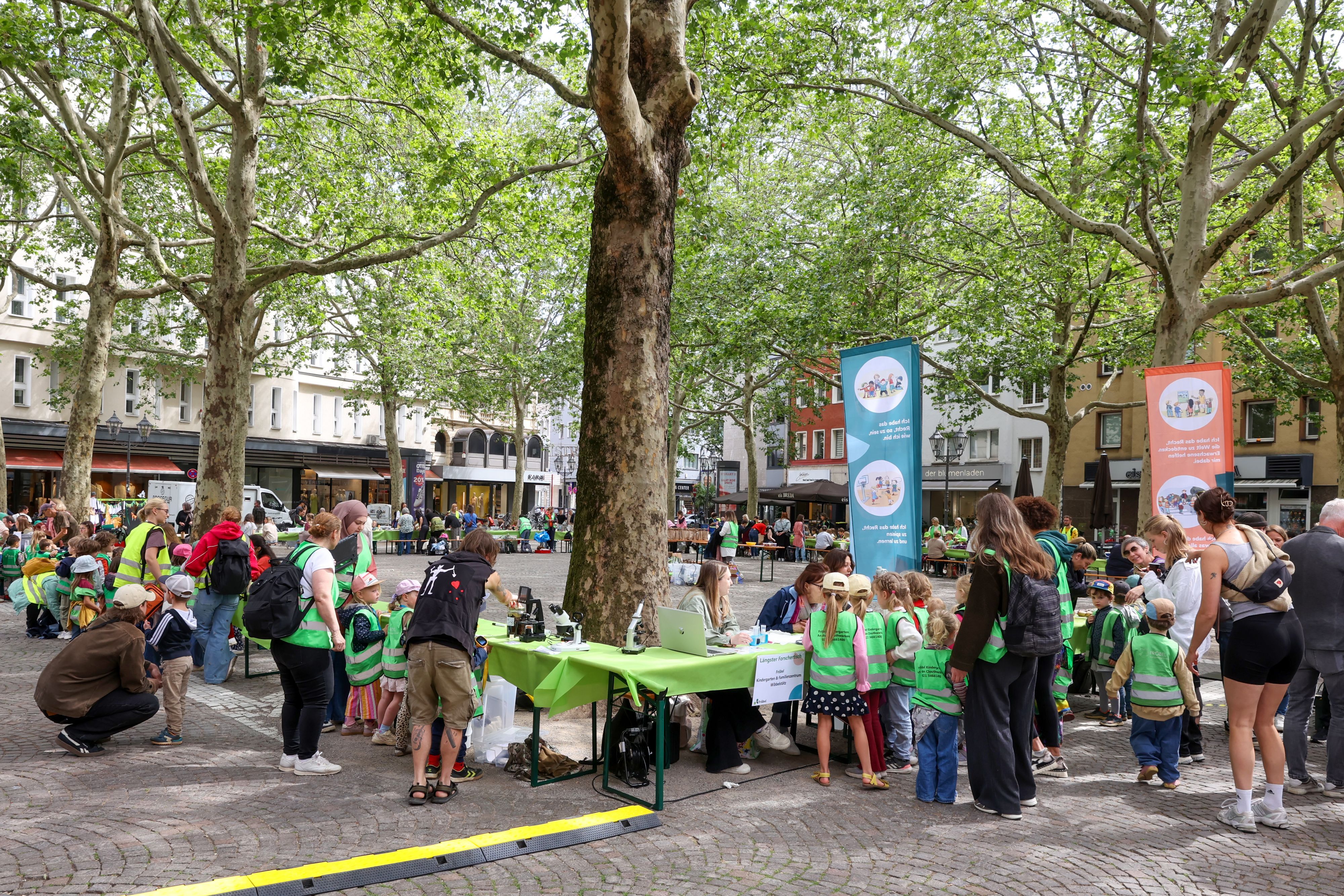 Längster Forschertisch Kölns auf dem Rudolfplatz