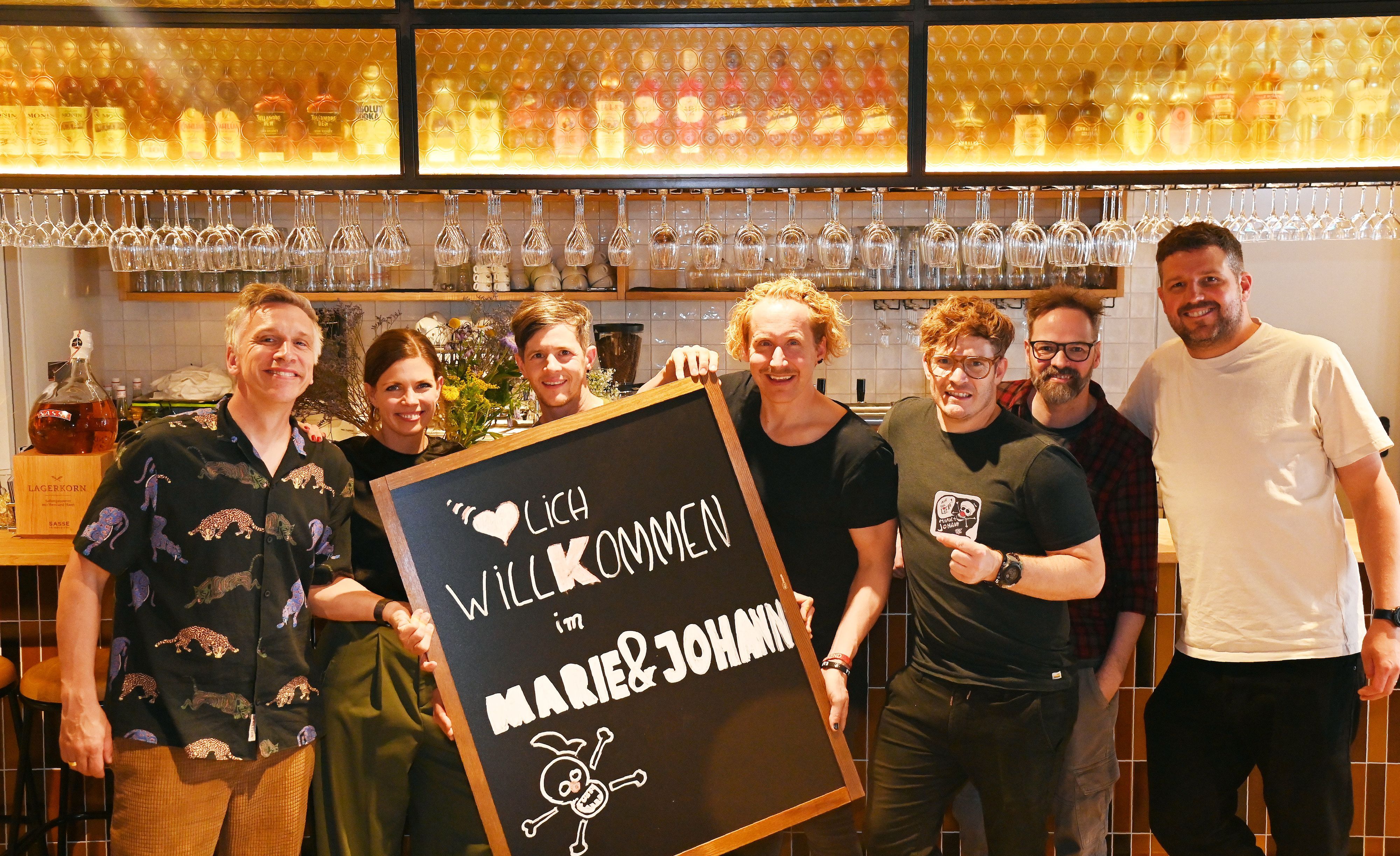De Truppe vom Kasalla Brauhaus „Marie & Johann“ feiert Eröffnung.