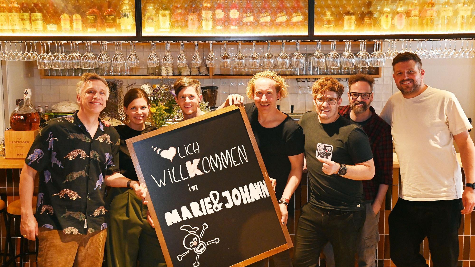 De Truppe vom Kasalla Brauhaus „Marie & Johann“ feiert Eröffnung.