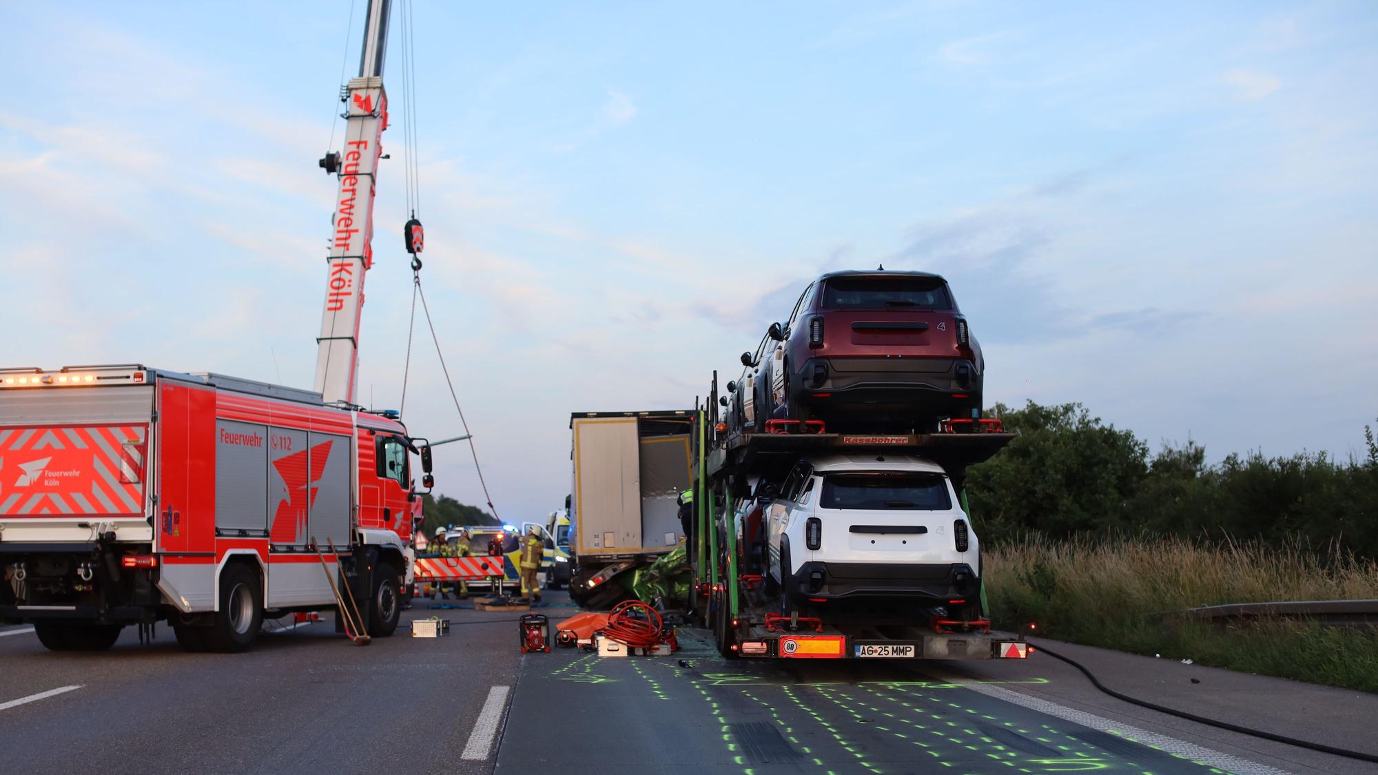 15.06.2026, Köln: Auf der A4 bei Köln hat sich am Montagabend (15. Juni) ein schwerer Verkehrsunfall ereignet. Nach Angaben der Kölner Polizei wurde dabei eine Person getötet. Foto: Arton Krasniqi