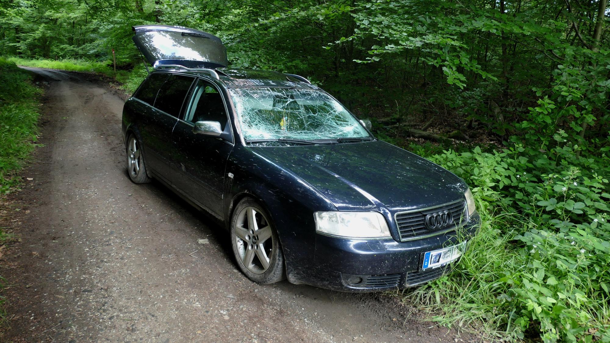 Auf dem Waldweg zwischen Troisdorf und Lohmar endete die Fahrt des Autos.