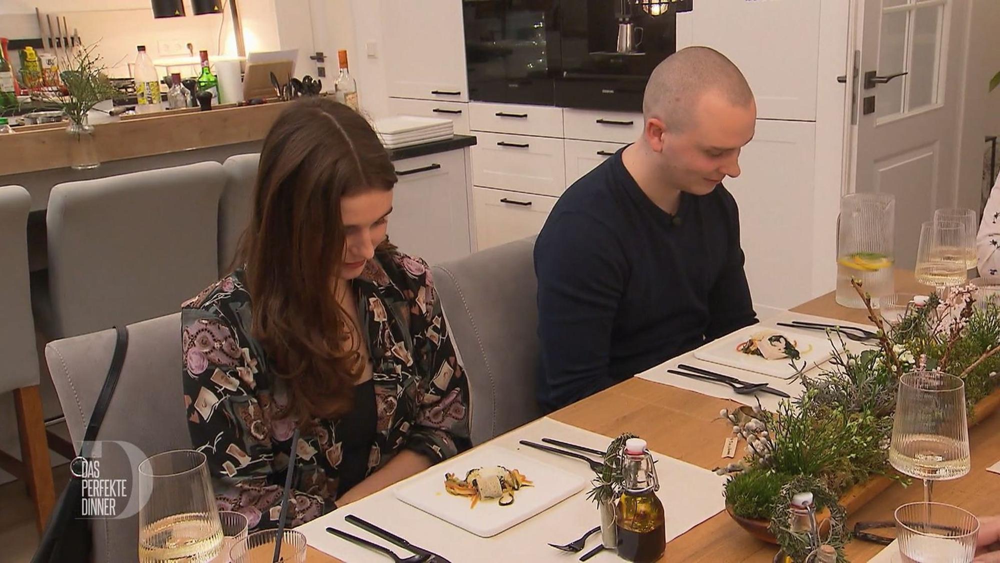 Lisa und Paul inspizieren ihre Gemüse-Spaghetti mit Weißweinsoße. Paul bekommt dazu ein gefülltes Putenröllchen, Lisa einen gefüllten Pfannkuchen.
(Bild: RTL)