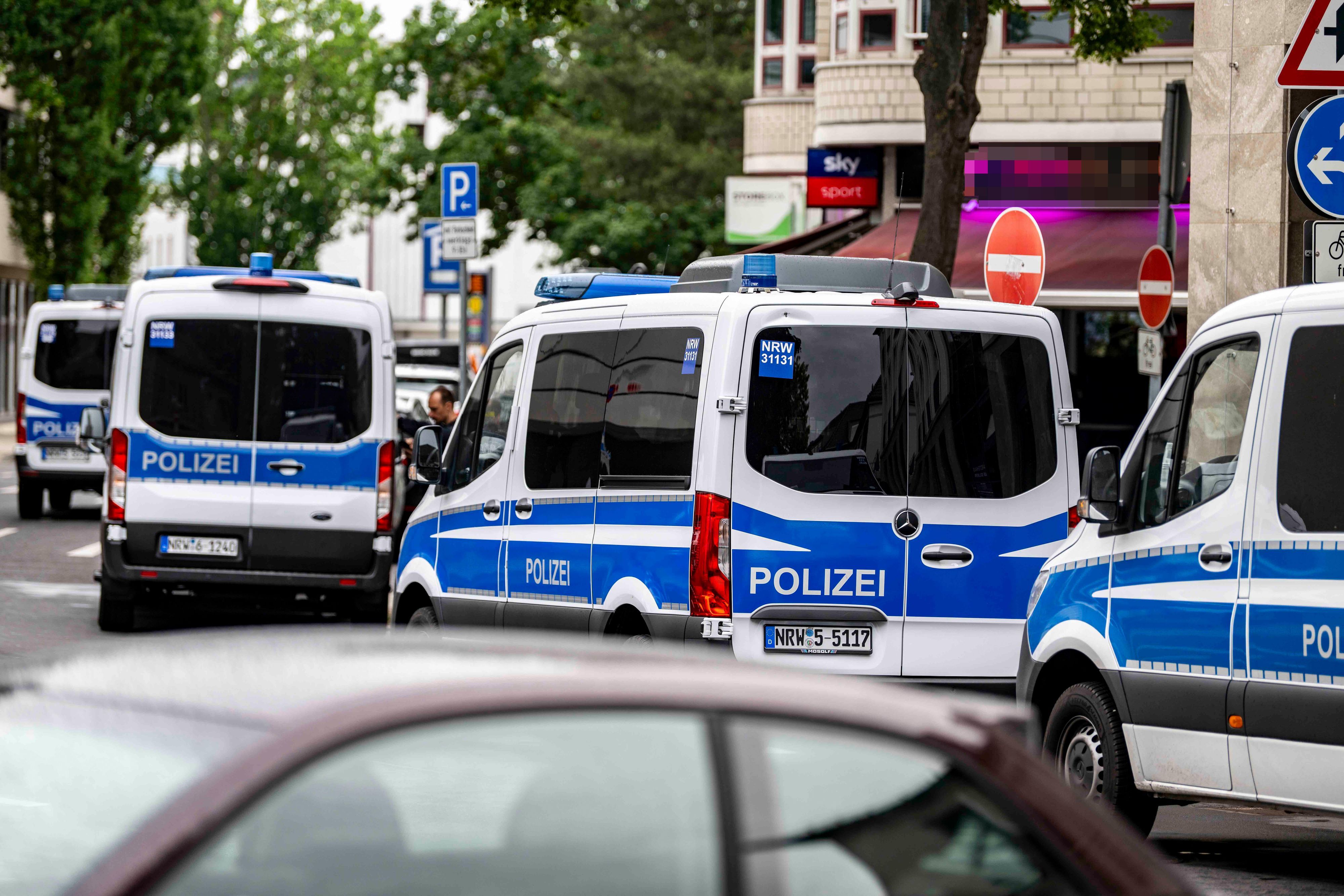 Das Bild zeigt mehrere Polizei-Fahrzeuge vor einer Shisha-Bar in der Euskirchener Innenstadt.