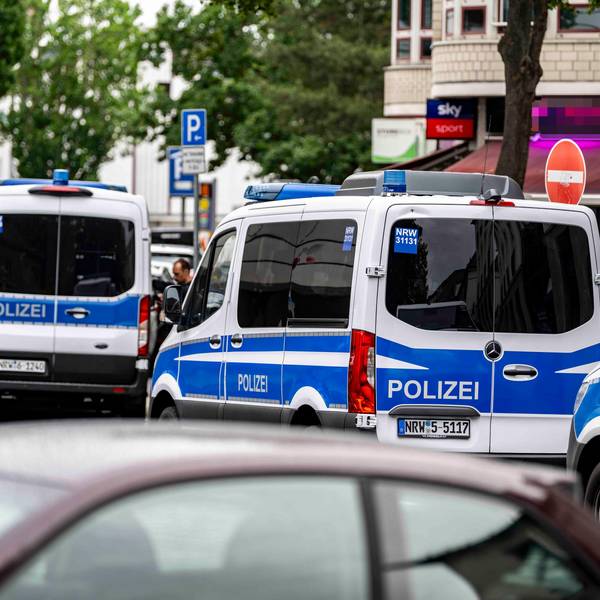 Das Bild zeigt mehrere Polizei-Fahrzeuge vor einer Shisha-Bar in der Euskirchener Innenstadt.