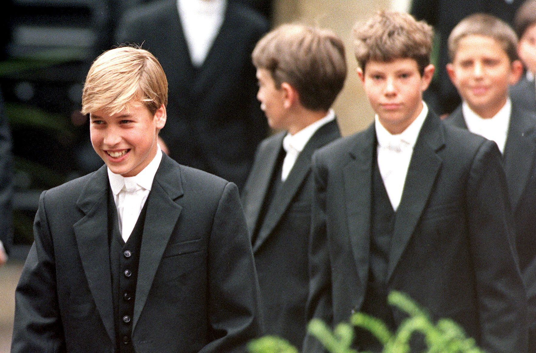 Prinz William führt seine damaligen Klassenkameraden an seinem ersten Tag an der Eton School zum Unterricht.