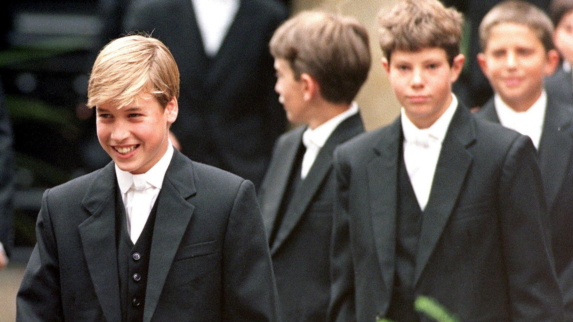 Prinz William führt seine damaligen Klassenkameraden an seinem ersten Tag an der Eton School zum Unterricht.