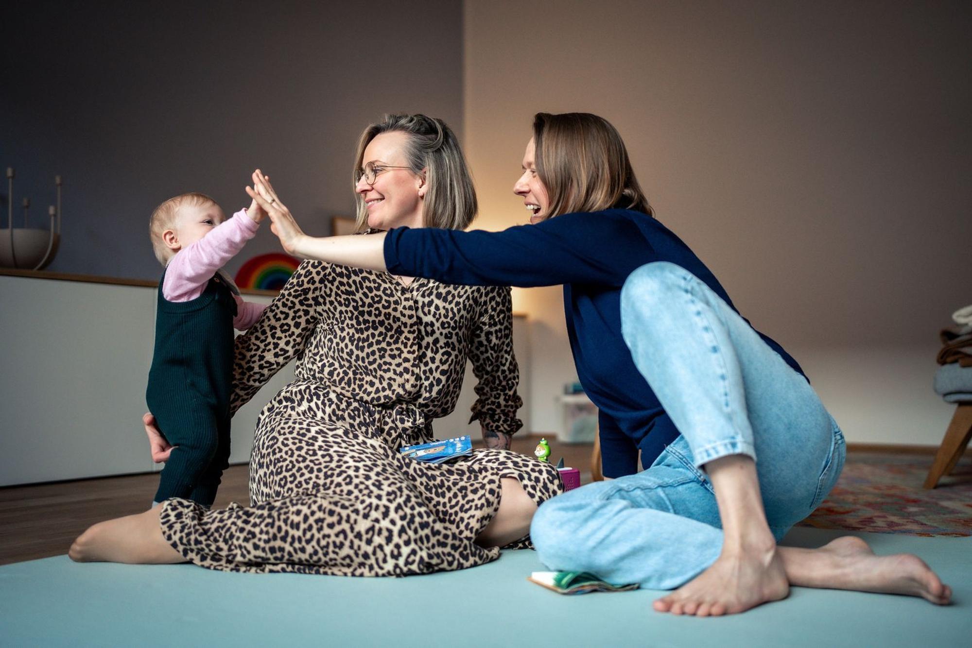 Lara (links) und Jasmin (rechts) sind verheiratet und sind vor kurzem Eltern geworden. Jasmin wird jedoch vom deutschen Recht nicht automatisch als zweite Mutter anerkannt. (Bild: ZDF/Johannes Kröger)