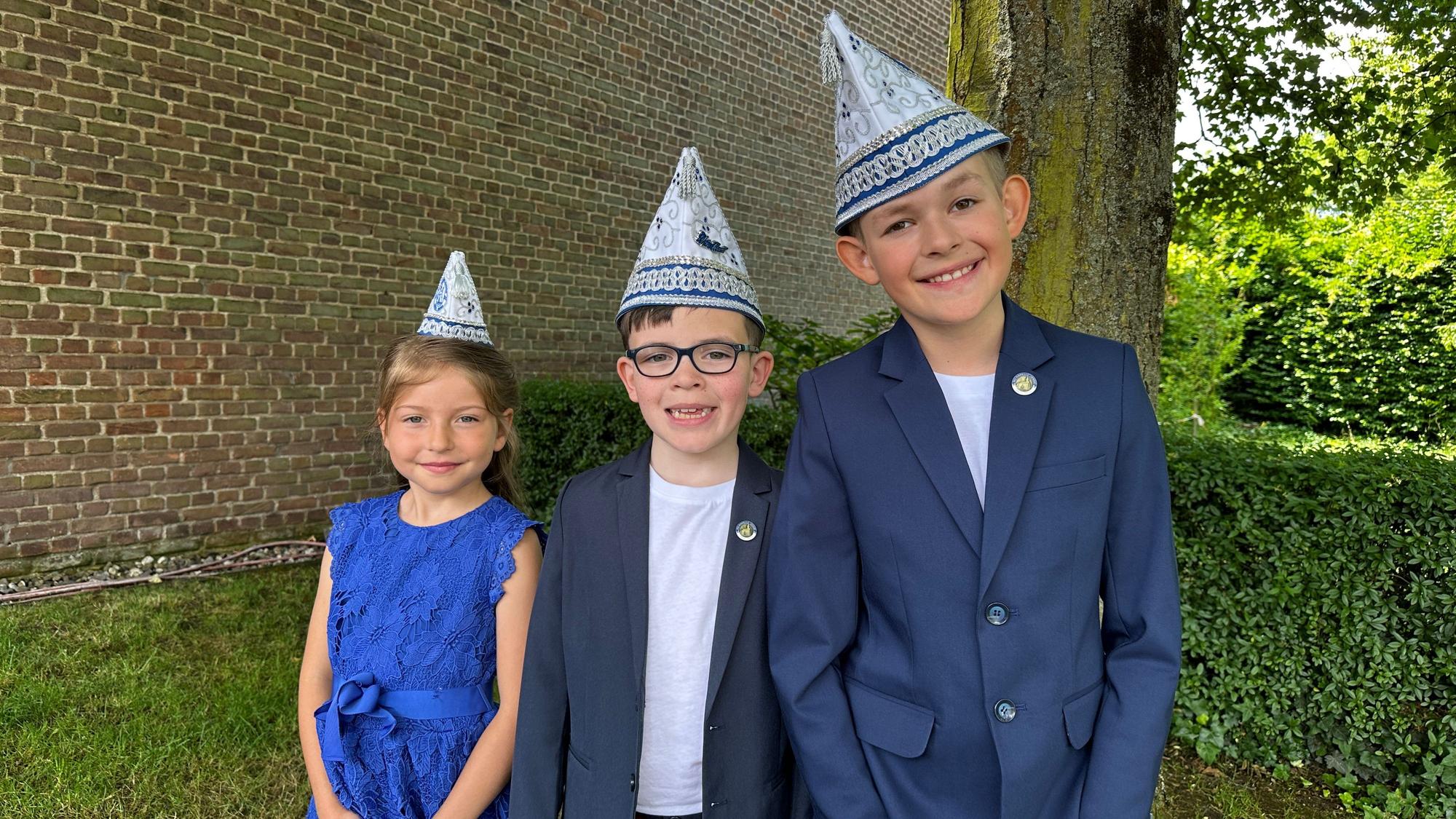 Enni Kläs (Jungfrau), Maximilian Wehner (Prinz), Ben Müller (Bauer) sind nach 30 Jahren das erste Kinderdreigestirn der Alt-Gemeinde Rodenkirchen.