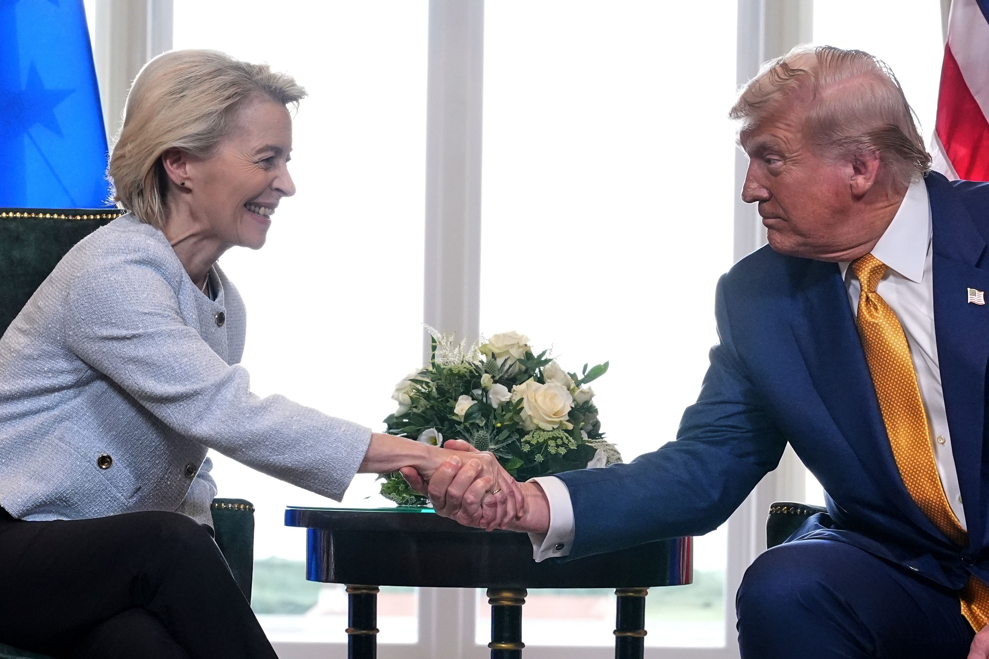 US-Präsident Donald Trump (r.) schüttelt im Juli 2025 der Präsidentin der Europäischen Kommission Ursula von der Leyen die Hand.