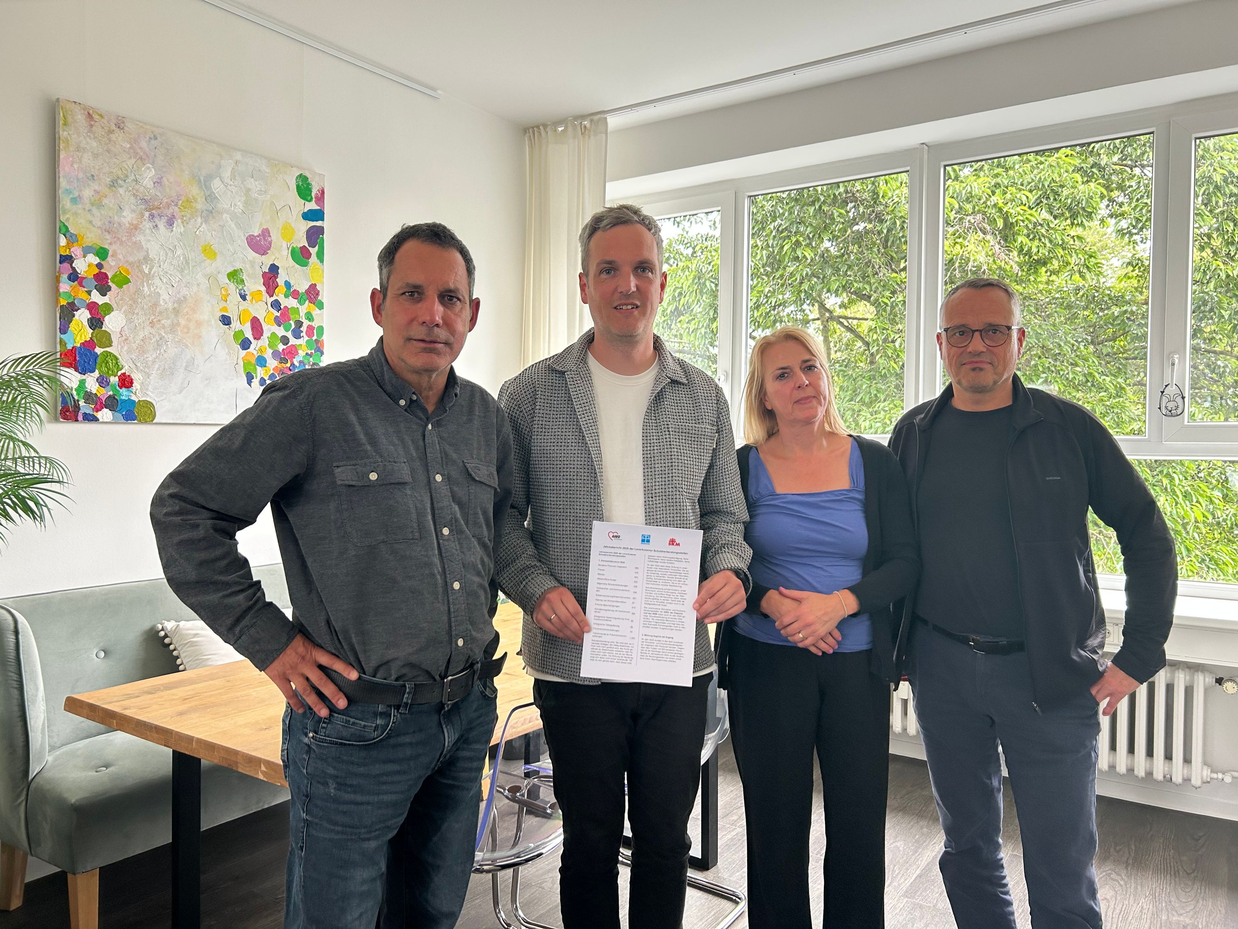 Die Schuldnerberater aus Leverkusen schlagen Alarm (v. l.): Thomas Raddatz (Diakonisches Werk), Sven Smit (SKM) mit Kollegin Gabriele Schwiperich und Klaus Meier (AWO).