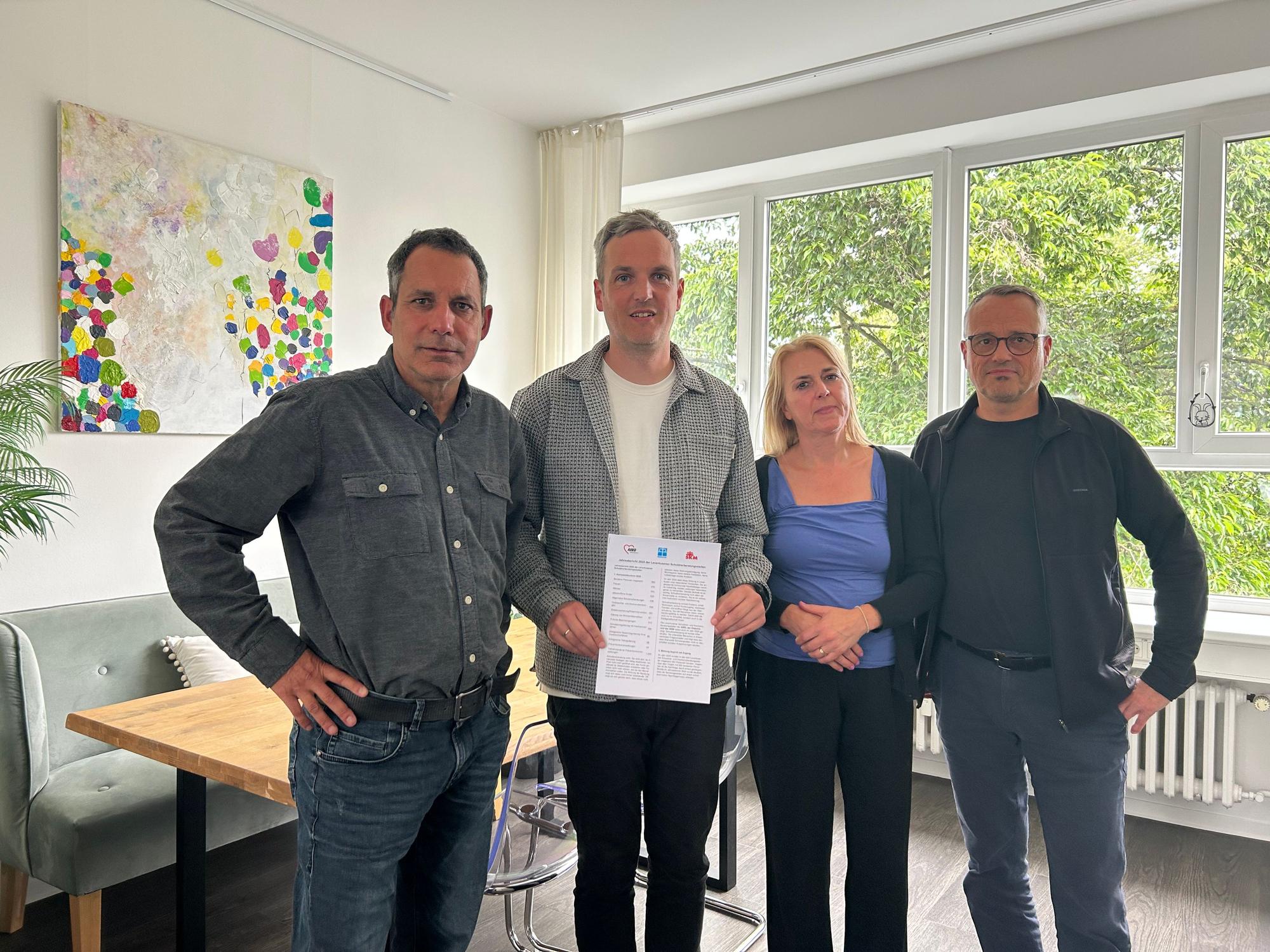 Die Schuldnerberater aus Leverkusen schlagen Alarm (v. l.): Thomas Raddatz (Diakonisches Werk), Sven Smit (SKM) mit Kollegin Gabriele Schwiperich und Klaus Meier (AWO).