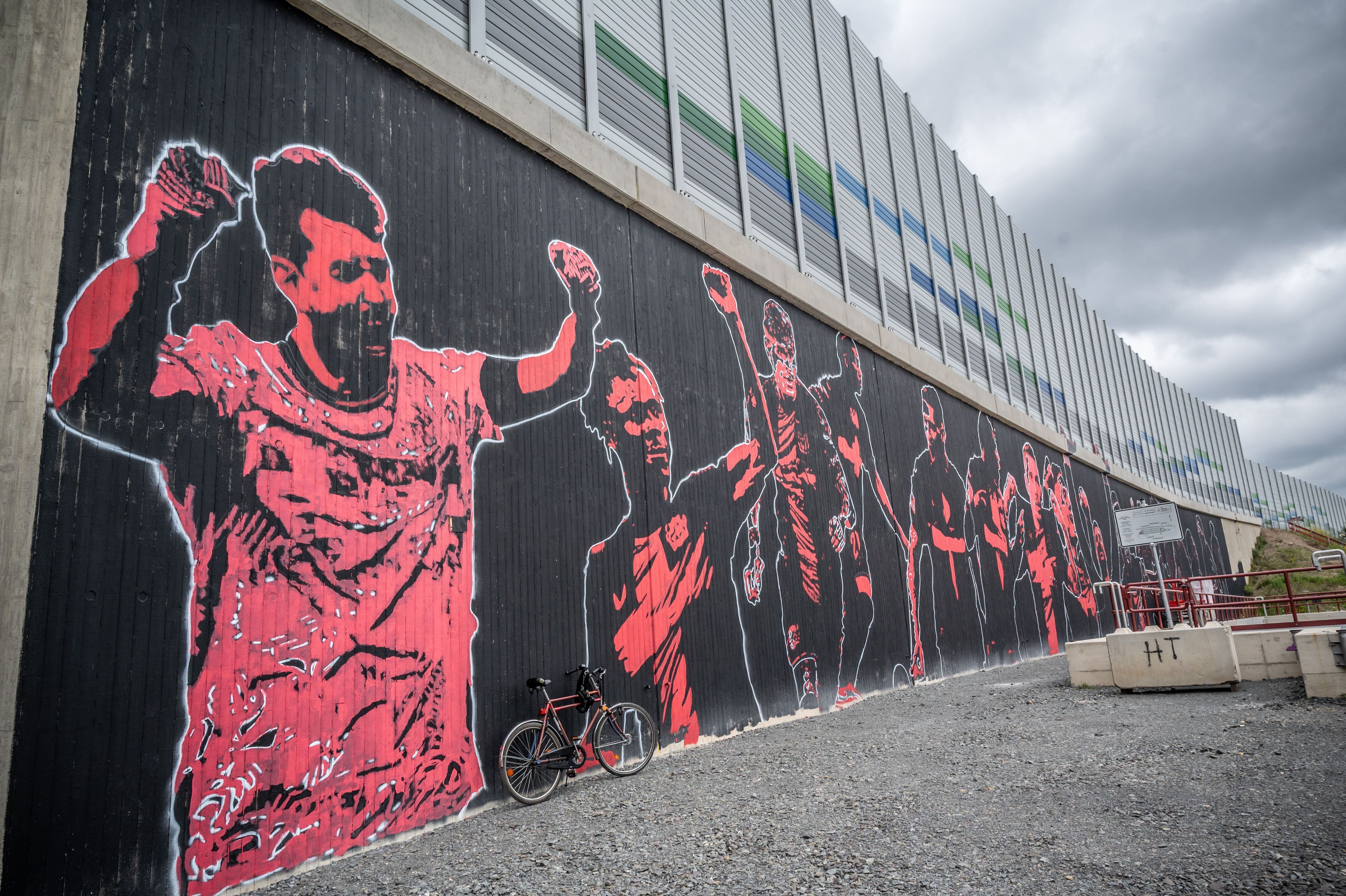 Riesiges Bayer-04-Fußball-Graffito an der Stützwand der neuen A1 Bild: Ralf Krieger