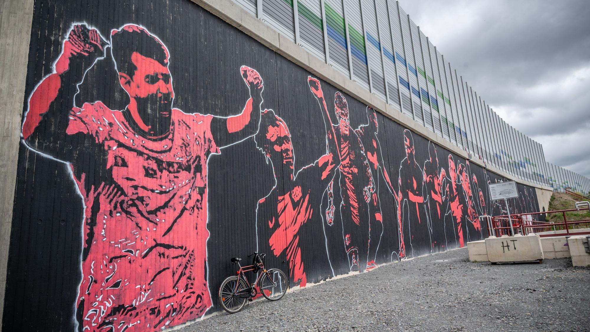 Riesiges Bayer-04-Fußball-Graffito an der Stützwand der neuen A1 Bild: Ralf Krieger