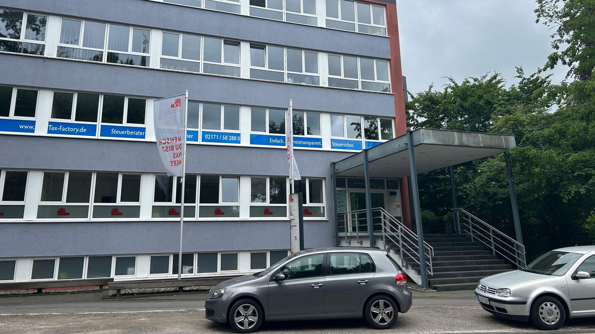 Der Sozialdienst Katholischer Männer Leverkusen an der Rat-Deycks-Straße 15 in Opladen bietet wöchentlich eine Akutsprechstunde für Schuldner an.