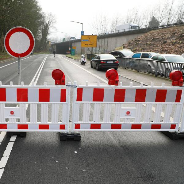Eine Straße ist mit Warnbaken abgesperrt.