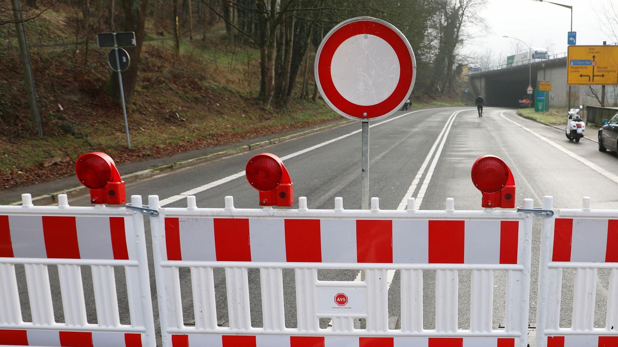 Eine Straße ist mit Warnbaken abgesperrt.
