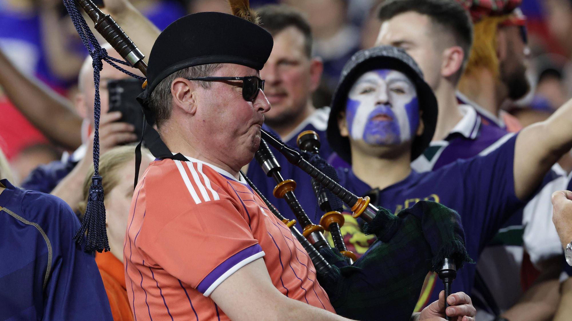 Schottischer Fußball-Fan mit Dudelsack