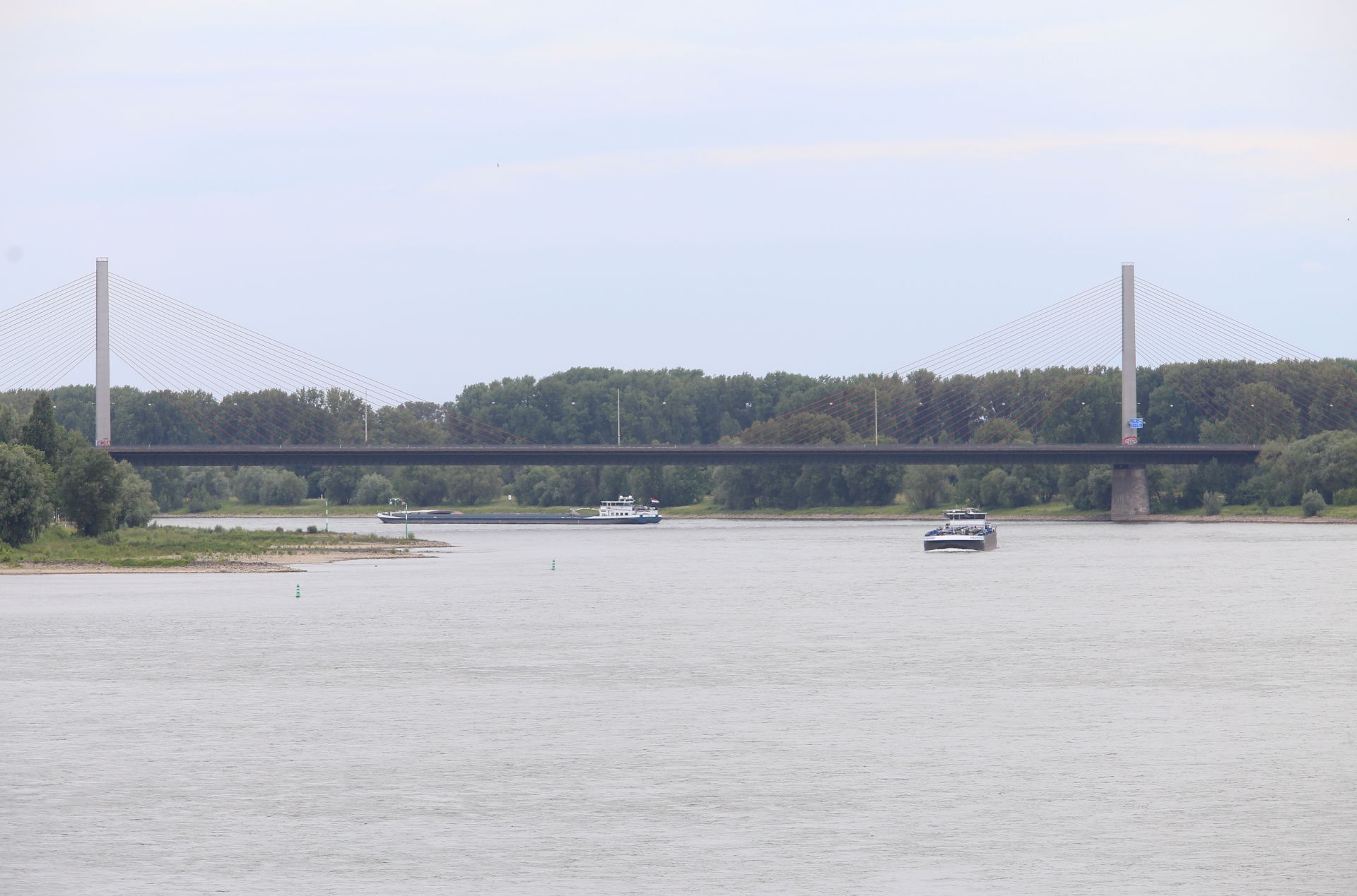 Die Bonner Nordbrücke ist seit Anfang Juni für den Verkehr vollgesperrt. Der Verkehr muss auf umliegende Brücken und Fähren ausweichen.