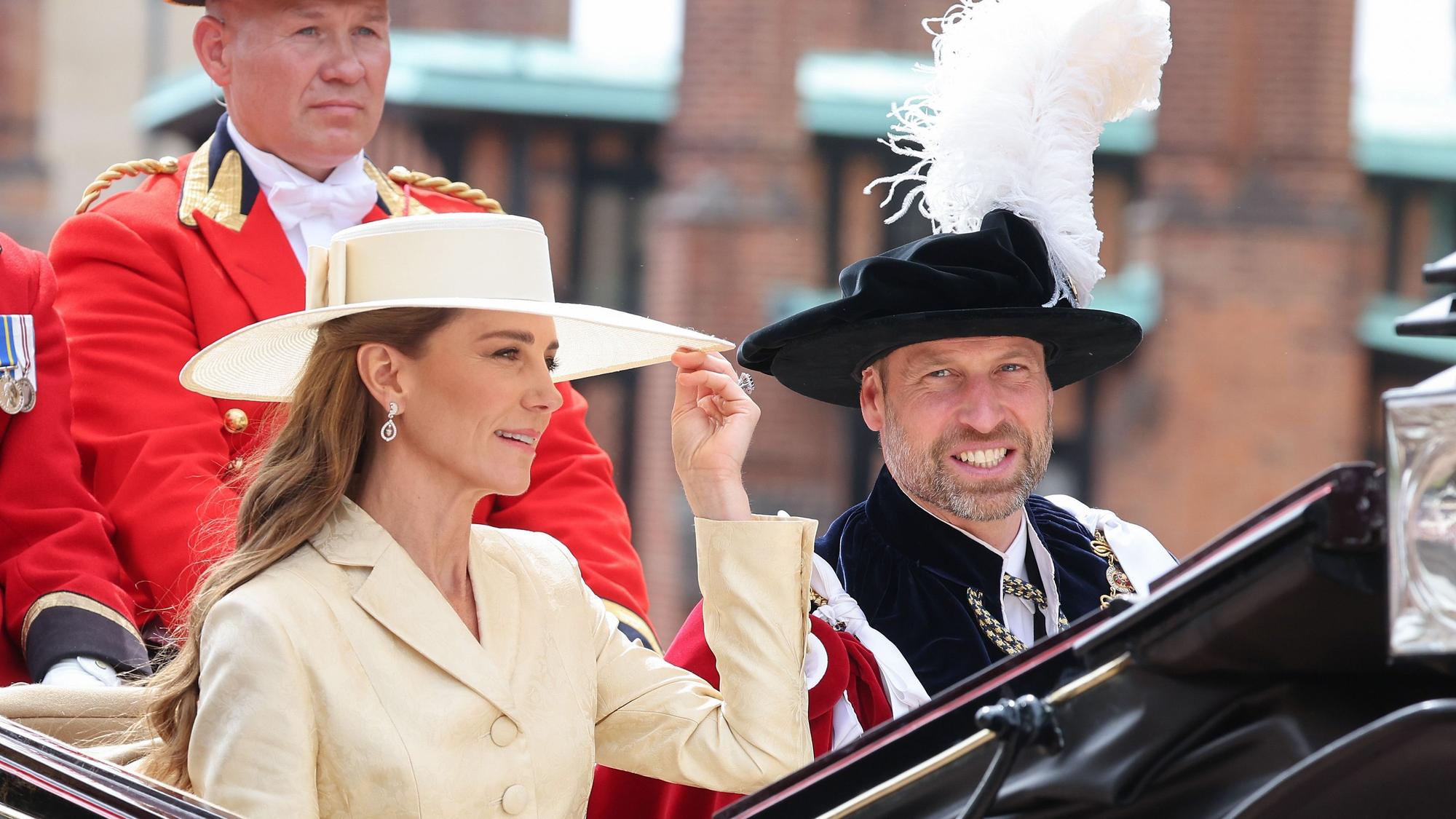 Prinzessin Kate und Prinz William sitzen in der Kutsche.