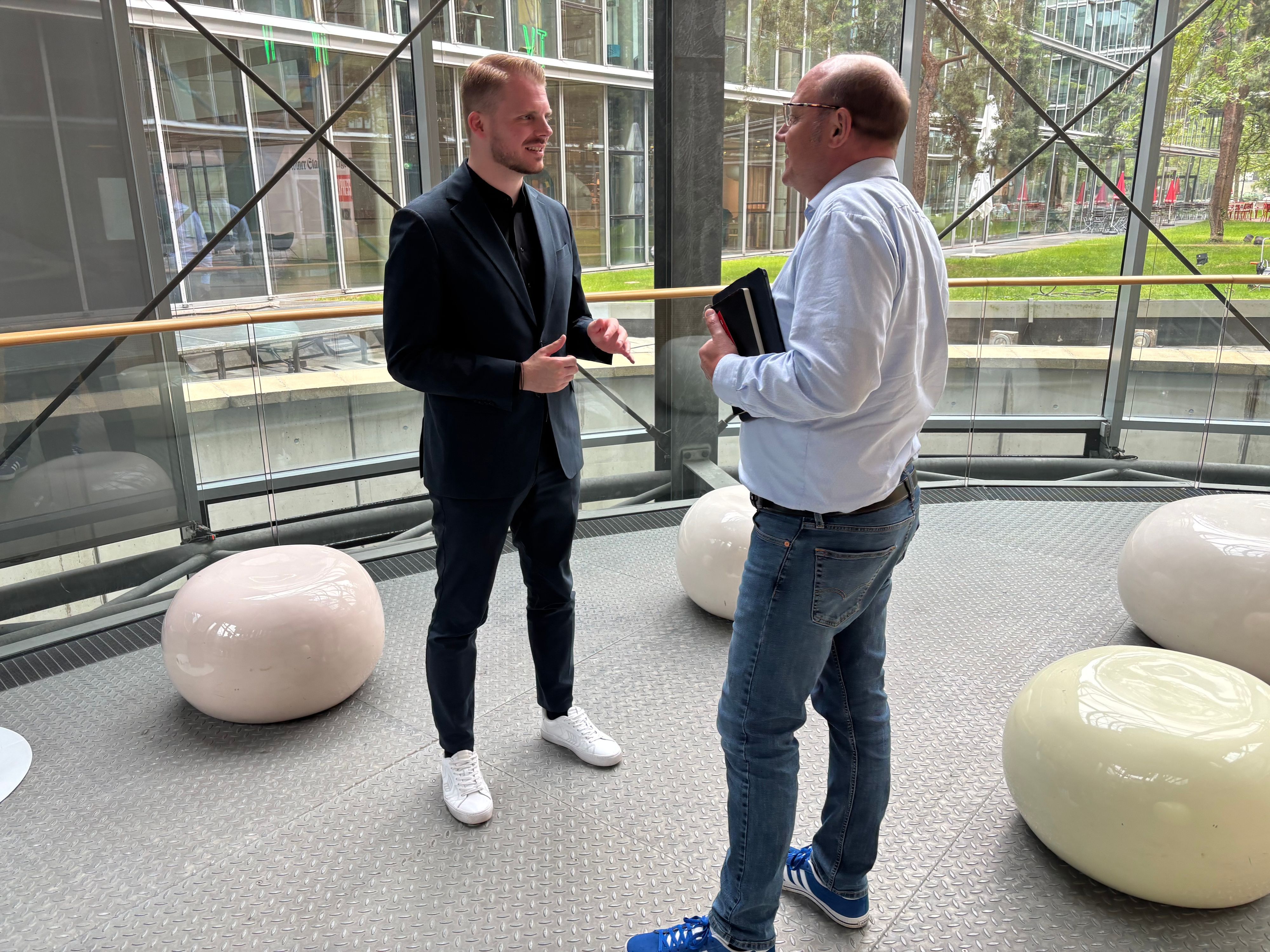 SPD-Generalsekretär Tim Klüssendorf wird von Politikchef Wolfgang Wagner begrüßt.