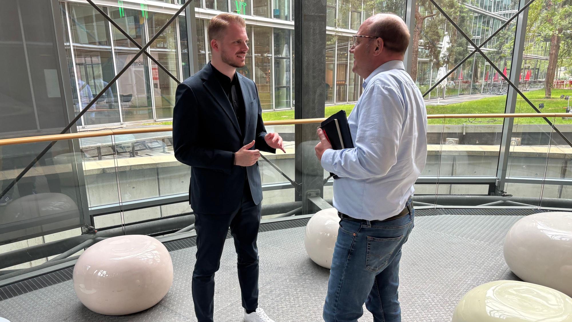 SPD-Generalsekretär Tim Klüssendorf wird von Politikchef Wolfgang Wagner begrüßt.