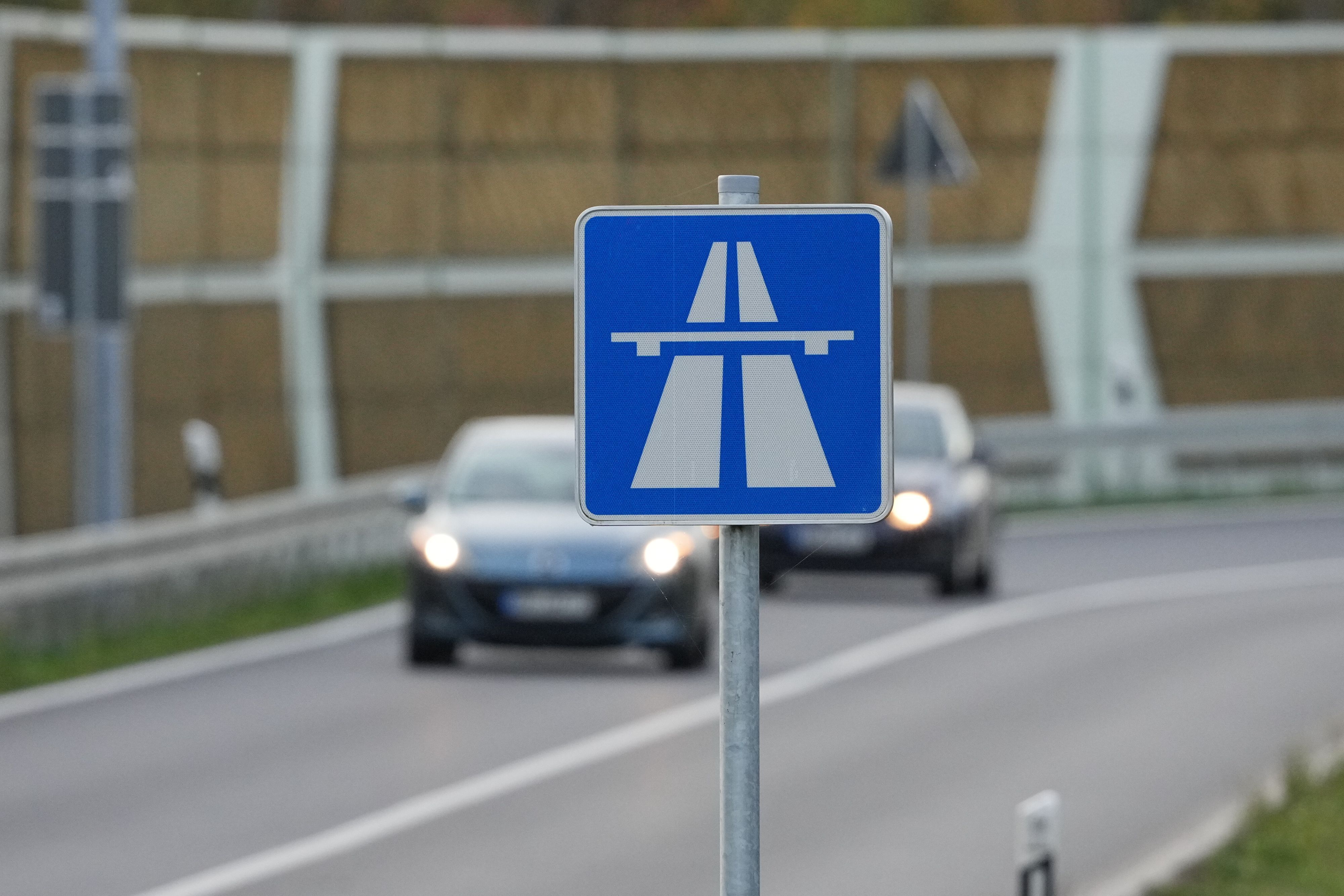 Ein Schild weist auf den Beginn der A3 hin. (Symbolbild)