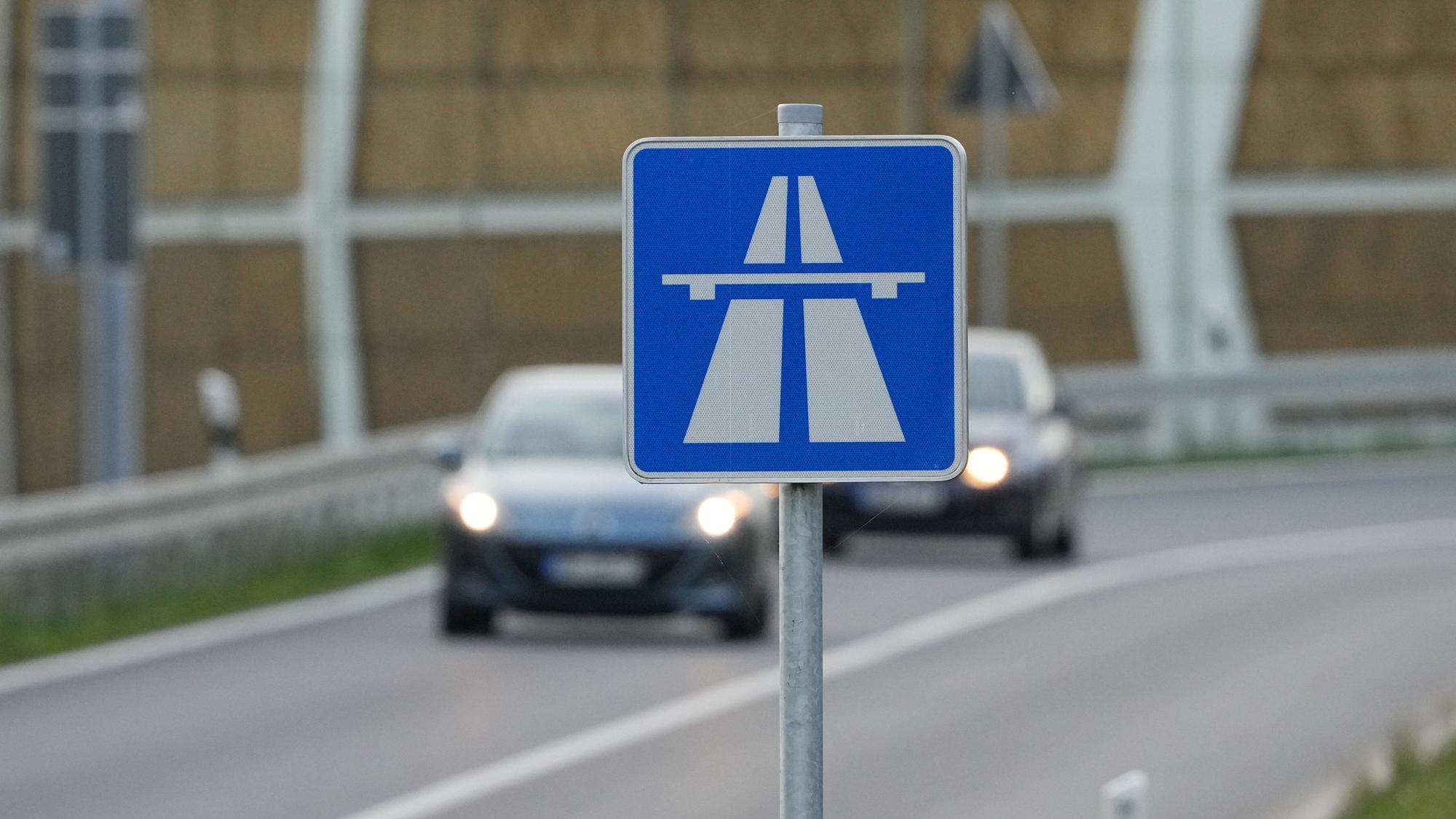 Ein Schild weist auf den Beginn der A3 hin. (Symbolbild)