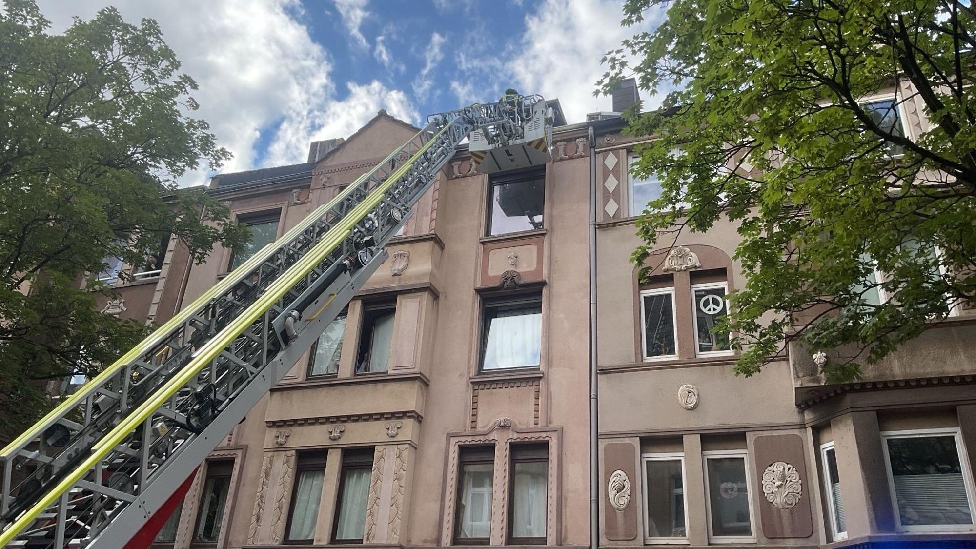 HANDOUT - 15.06.2026, Nordrhein-Westfalen, Dortmund: Nachdem ein vierjähriges Kind sich unbemerkt Zutritt zum Dach eines Mehrfamilienhauses verschafft hatte, ist die Feuerwehr mit einer Drehleiter im Einsatz. Foto: Feuerwehr Dortmund/dpa +++ dpa-Bildfunk +++