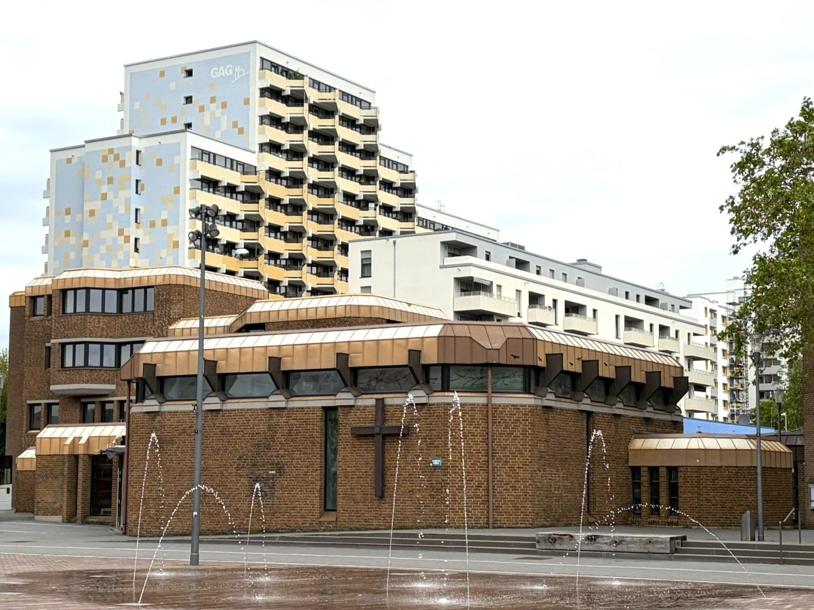 Die Stadtkirche Chorweiler ist in einem für die späten 1970er Jahre typischen Stil gehalten.