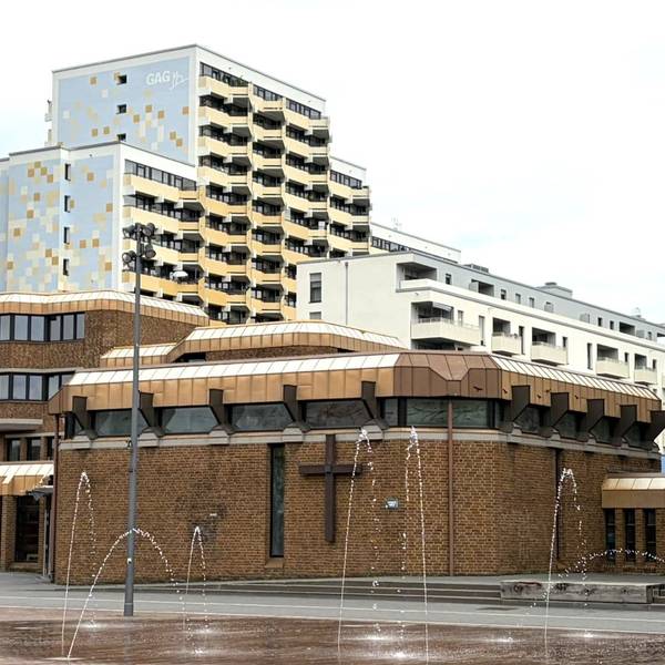 Die Stadtkirche ist in einem für die späten 1970er Jahre typischen Stil gehalten.