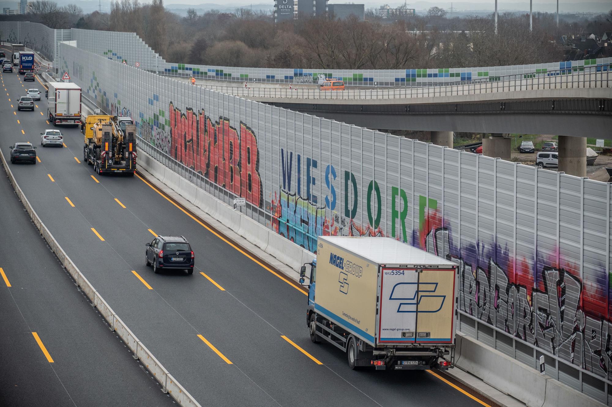 Auf den erreichbaren Innenseiten an der Autobahn fanden sich unmittelbar nach Fertigstellung Tags und Schriftzüge, nicht nur in Schwarz-Rot, sondern in allen Farben.