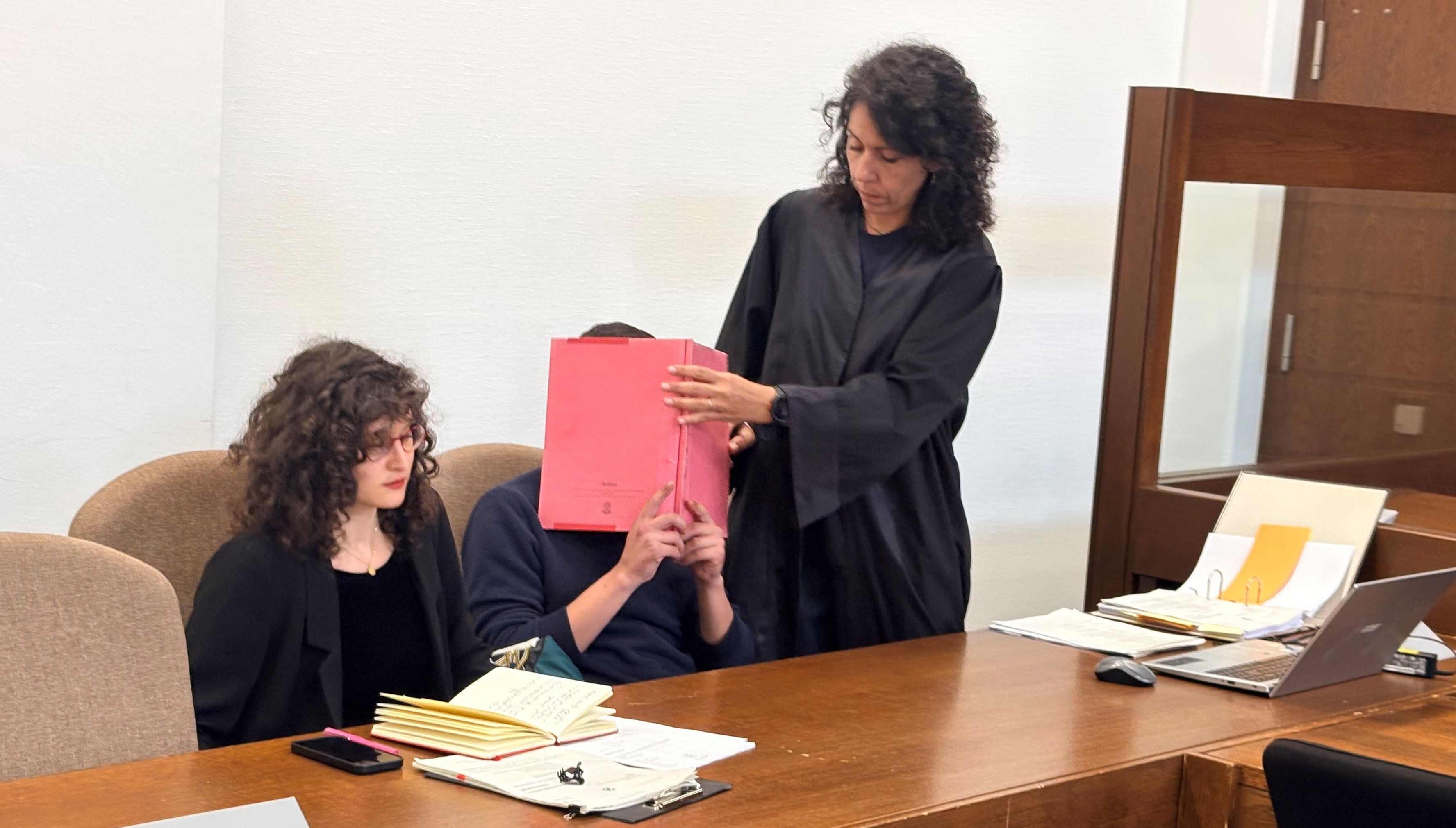 Der Angeklagte mit Verteidigerin Rania Kour und einer Dolmetscherin (l.) beim Prozessauftakt im Landgericht