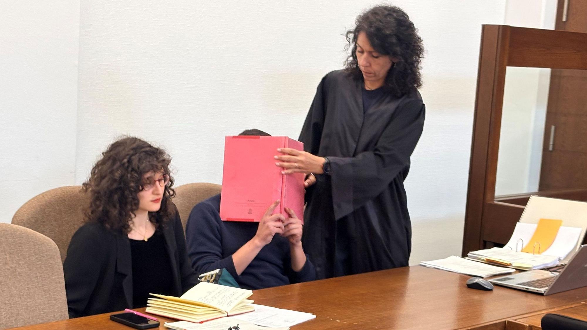 Der Angeklagte mit Verteidigerin Rania Kour und Dolmetscherin Dana Khamis (l.) beim Prozessauftakt im Landgericht
