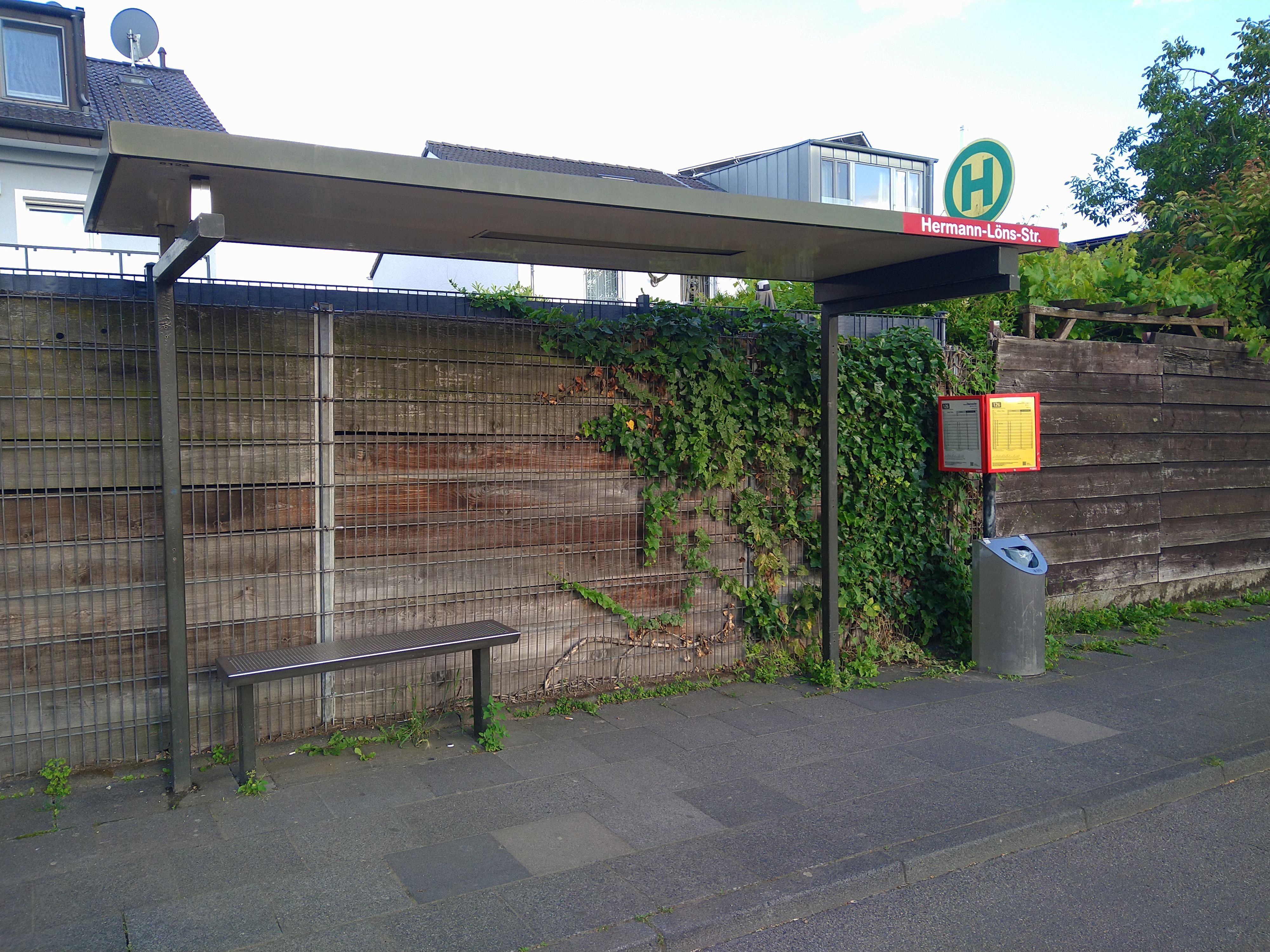 Aufgrund des schmalen Bürgersteigs können an der Hermann-Löns-Straße keine Seitenscheiben installiert werden, so die zuständige Firma. Wartende müssen auf Windstille hoffen.