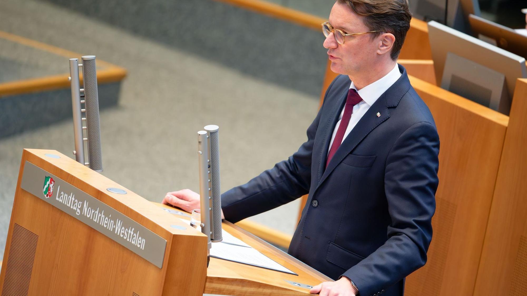 Hendrik Wüst bei Rede im Landtag