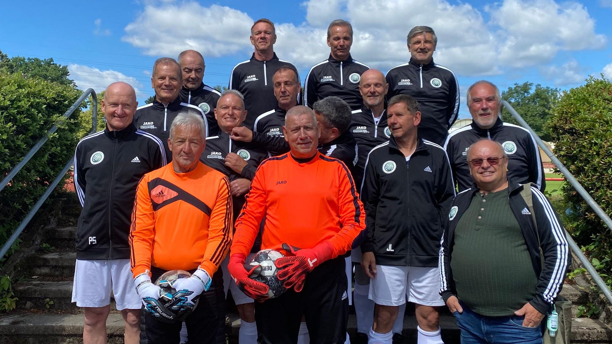 Gruppenbild einer Ü60-Fußballmannschaft