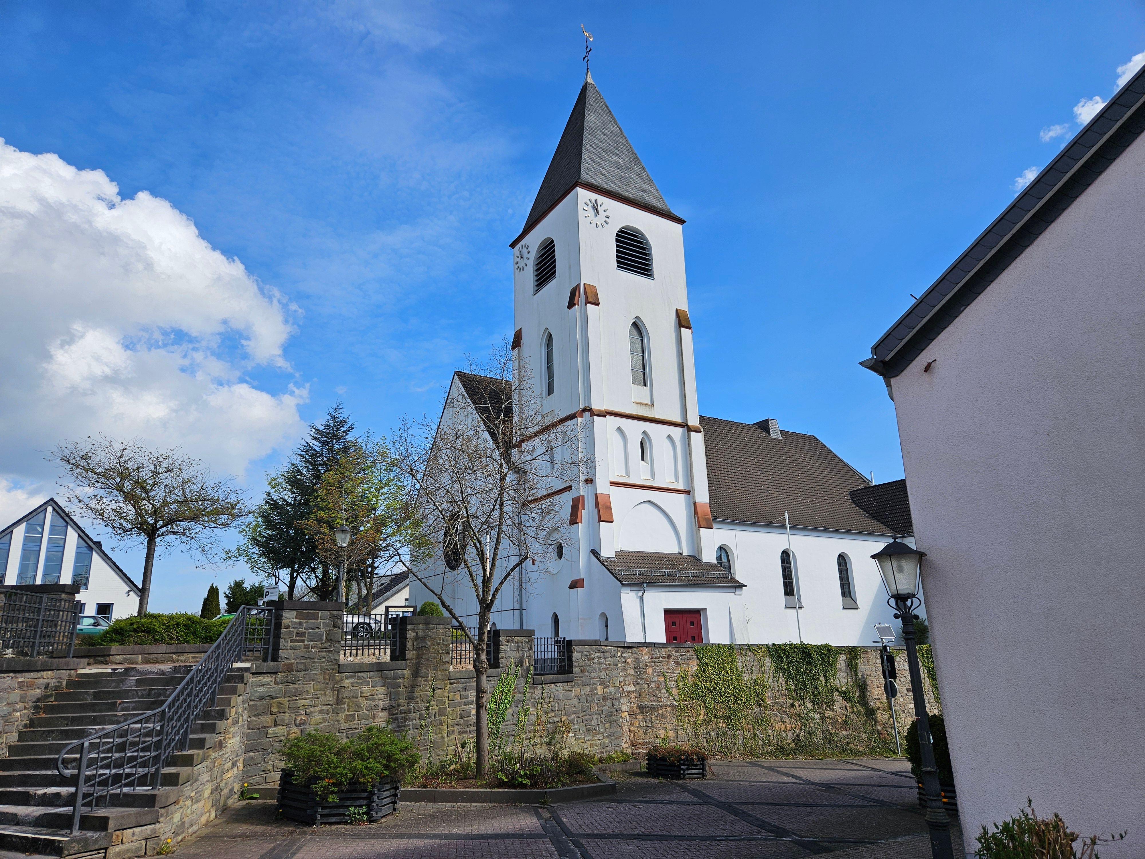 Blick auf die Kirche und das Pfarrheim.
