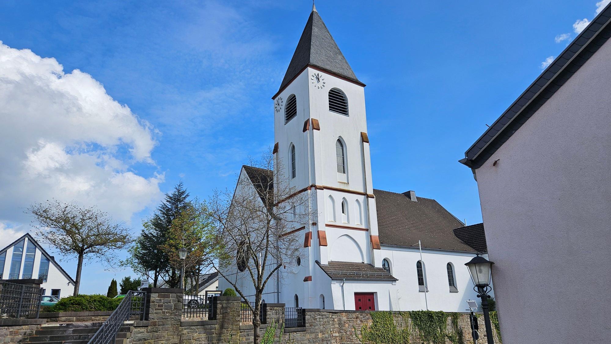 Blick auf die Kirche und das Pfarrheim.