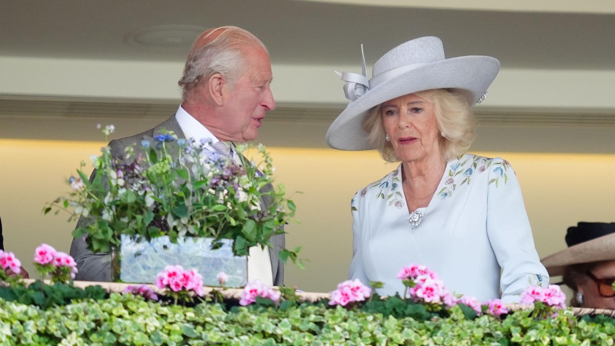 König Charles III. und Königin Camilla am ersten Tag des Royal Ascot auf der Pferderennbahn von Ascot in Berkshire.