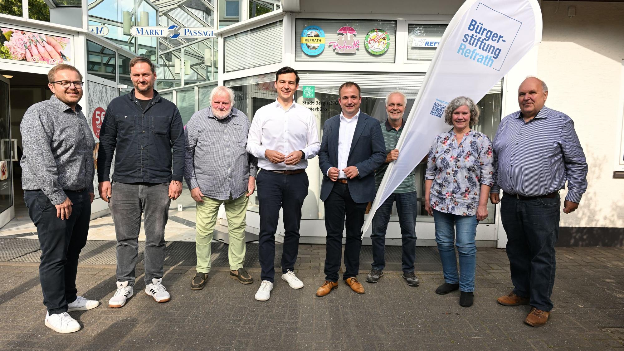 Das Foto zeigt die Kuratoriumsmitglieder der Bürgerstiftung Refrath
