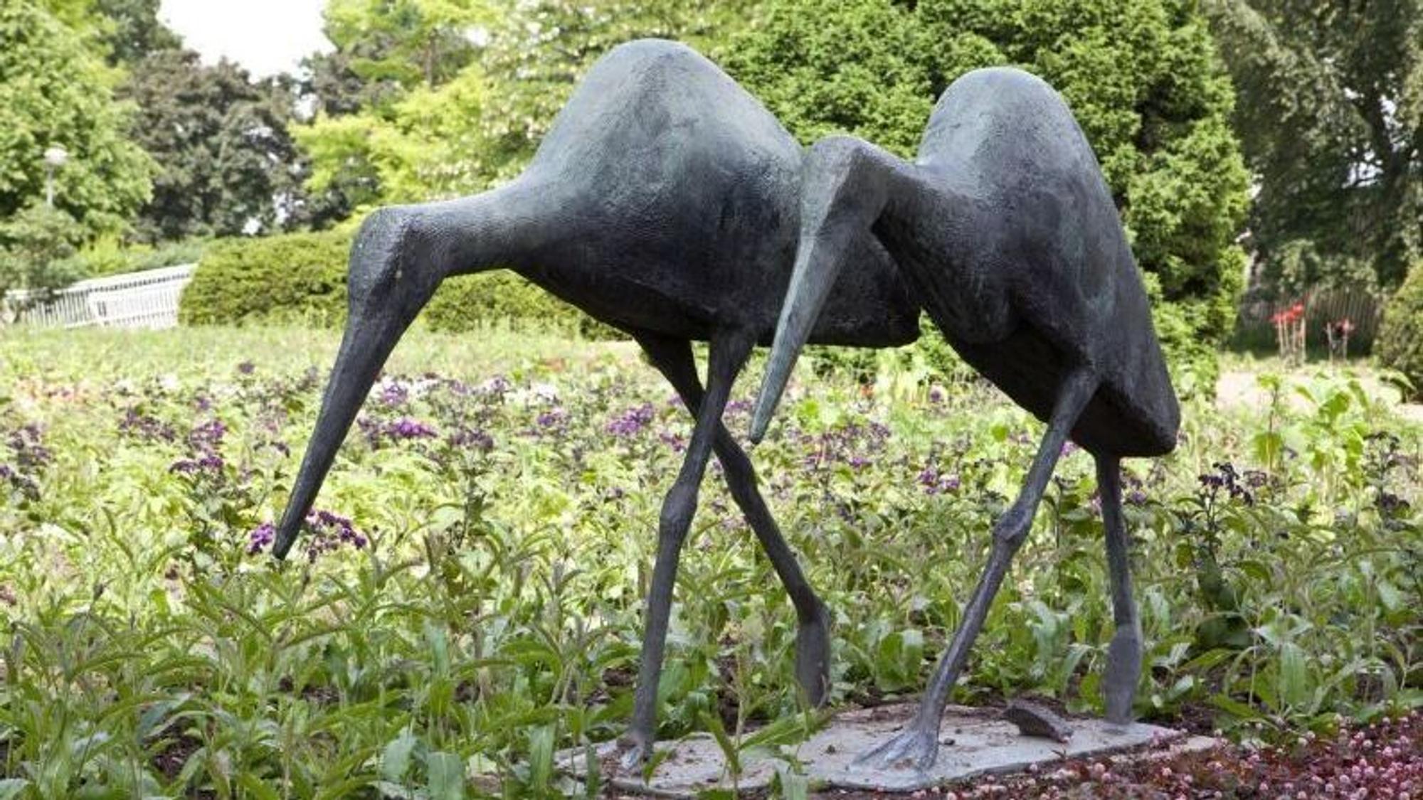 Das undatierte Foto zeigt die Bronzeskulptur «Zwei Störche» des Bildhauers Philipp Harth. Die Skulptur ist aus dem Rheinpark in Köln gestohlen worden.