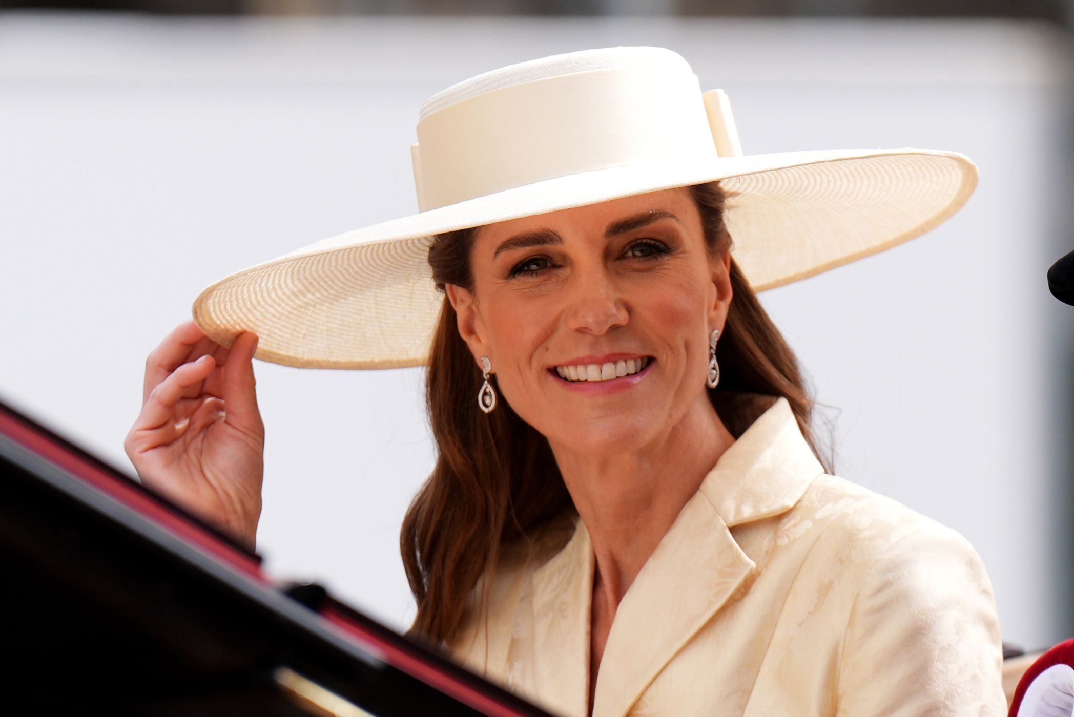 Prinzessin Kate lächelt nach dem Besuch des jährlichen Gottesdienstes des Hosenbandordens in der St. George’s Chapel im Windsor Castle.